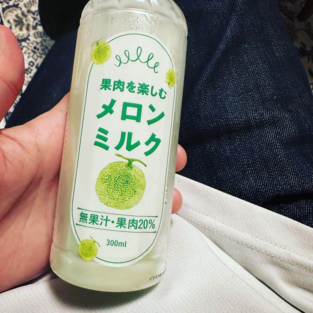 のインスタグラム：「最近のマイブーム。  FM(ファミリーマート)に売ってるんやけど  フルーチェみたいな感じ  いちご味もあるよ  とにかく甘い  そして何がすごいかって  果汁0%やのにメロンの味がする  果肉入ってるからかな  そしてそこそこ良い値段する  果肉を楽しむための贅沢品として飲んでます  よかったら試してみてね👌  #たんさん #メロンミルク #ファミリーマート」