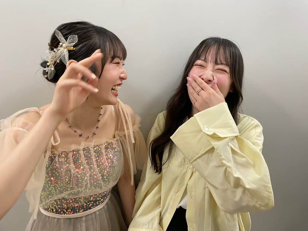 横川夢衣さんのインスタグラム写真 - (横川夢衣Instagram)「🧡  Juice=Juice 段原瑠々 FCイベント2023 ～RuRu Ballad～  歌が上手すぎるのはもちろん本当に歌から 気持ちが伝わってきて終始感動していました...！ 本当に最強で最高な時間だった！！ 久しぶりに瑠々の生歌聴けて嬉しかった〜！ 瑠々との思い出を色々思い出して あの曲聴きたいなぁ〜って思ってたら 歌ってくれてびっくりした！！！ 夢衣も密かにリクエスト曲の抽選 当たったら何にしようかな〜当たらへんかな〜 って願ってました笑笑  写真から伝わる楽しそうな２人！ 本当に自慢の親友！自慢の一生の推し！  瑠々が歌っていた歌を余韻に浸って聞いています☺︎ 幸せをありがとう。  .」4月29日 21時56分 - yumei_yokogawa