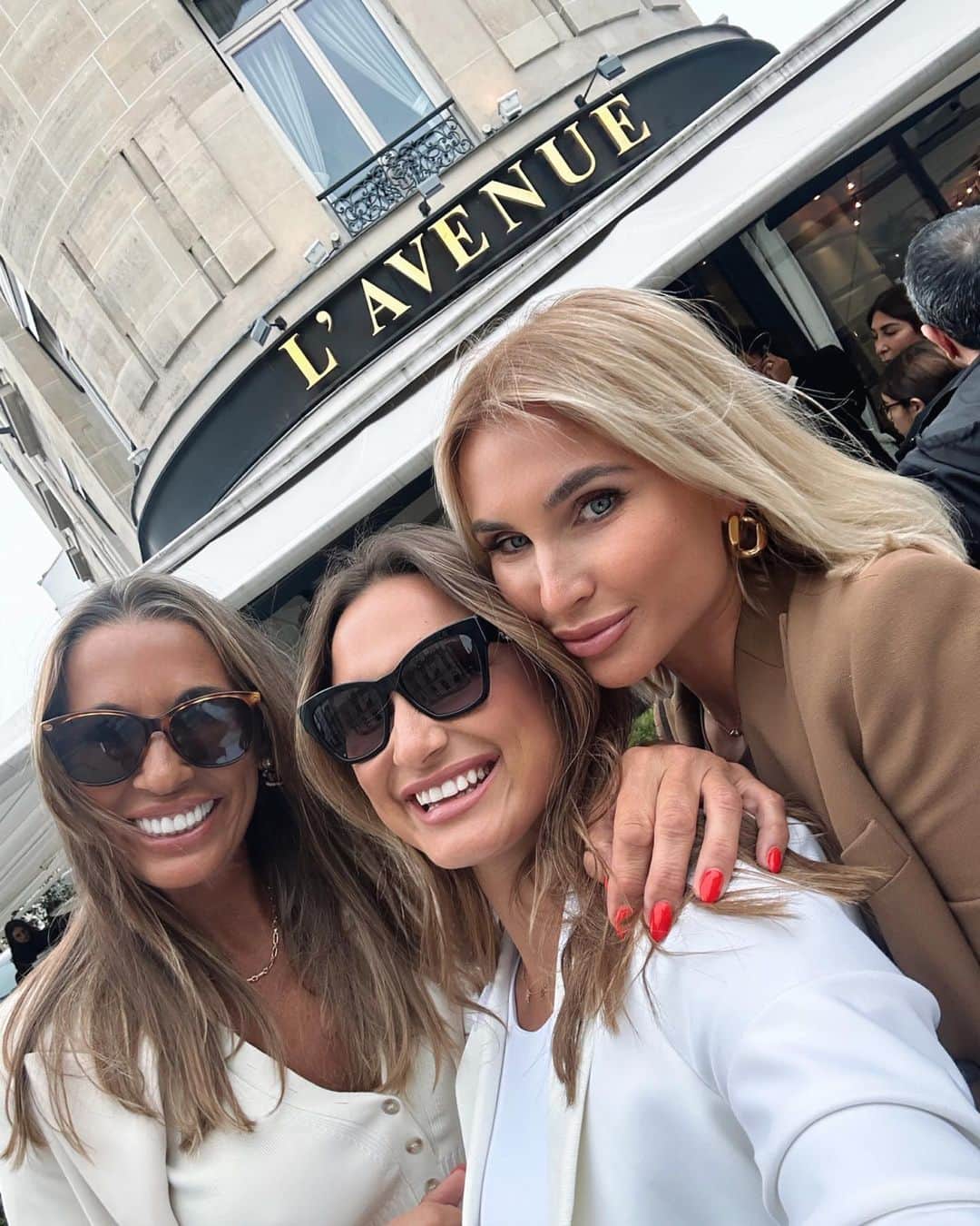 のインスタグラム：「Suzie, Sam & Billie In Paris … 😚😂❤️💃🏼」