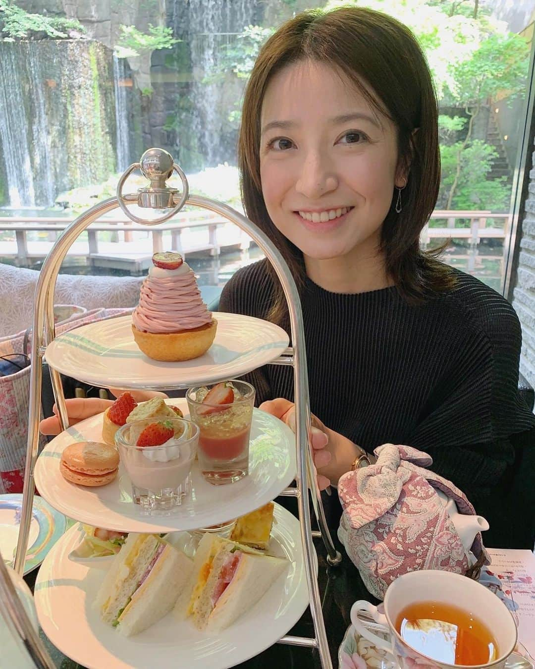 田野辺実鈴のインスタグラム：「高校時代からの大切な友達３人で アフタヌーンティーしてきました🍰☕️💕 Ｗ成人のお祝いです🎉（40歳） 久しぶりの目黒雅叙園で 優雅なひととき☺️ バトントワリング部で過ごした青春時代。 いっぱい笑っていっぱい泣いていっぱい汗を流したあの頃がなつかしい〜☺️ 我が子に可愛いお洋服のプレゼントまで😳💕 一生の大切なお友達です☺️」