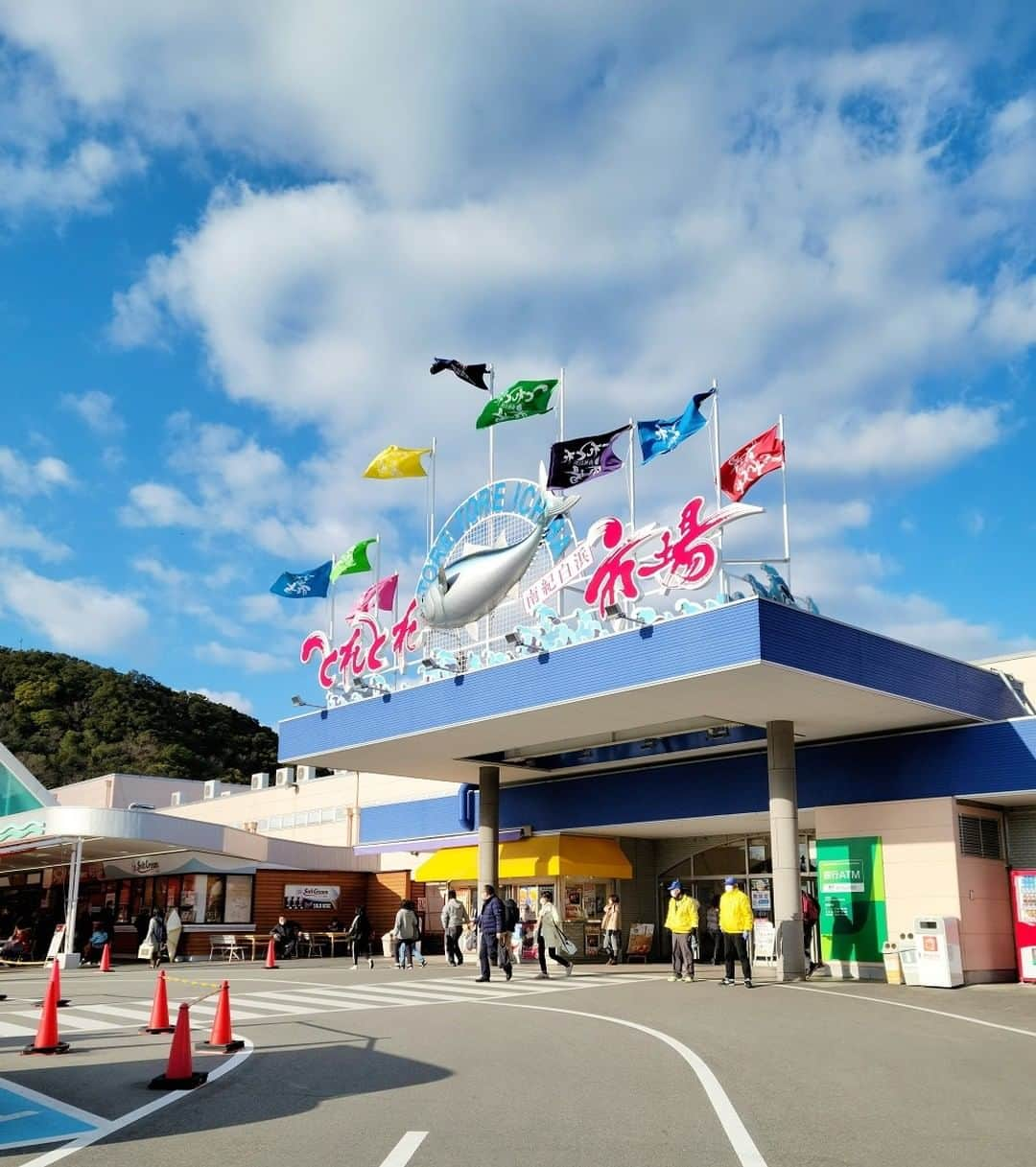 小野友葵子さんのインスタグラム写真 - (小野友葵子Instagram)「【和歌山旅行～とれとれ市場～】  2月に母と行った和歌山白浜旅行。🐼  とれとれ市場へ。  漁協直営の海産物と紀州の特産品、 パンダちゃんグッズがたくさん売っていました。♥  大きな梅酒を 1杯ロックでいただきました。🥃💕  みかんマリトッツォ。🍊  そして、パンダちゃんグッズも たくさん買いました。🐼✨  ｡.｡:+* ﾟ ゜ﾟ *+:｡.｡:+* ﾟ ゜ﾟ *+:｡.｡ 🎵2023/5/3（祝水）17:30 オカオカ本舗 https://ameblo.jp/onoyukiko/entry-12796213293.html  🎵2023/5/5（祝金）17:00 大田区民ホールアプリコ https://ameblo.jp/onoyukiko/entry-12796057108.html  📻2023/5/6（土） 動画配信型ラジオレギュラー冠番組 『小野友葵子のBella Serata‼』 第1、第3土曜日 21：00～21：50生放送中 https://ameblo.jp/onoyukiko/entry-12798809034.html  🎵2023/5/12（金）15:00 酵素クレープ専門店クレープアリサ東京 https://ameblo.jp/onoyukiko/entry-12799068305.html  🎵2023/7/2（日）14：30 ムラマツリサイタルホール新大阪（大阪公演） 🎵2023/7/16（日）13：00 ザ・ルーテル・ホール（札幌公演） 🎵2023/8/6（日）14：00 レソラホール（福岡公演） 🎵2023/9/2（土）13：30 すみだトリフォニー小ホール（東京公演） https://ameblo.jp/onoyukiko/entry-12798896137.html  💿小野友葵子コラボ参加CD発売中！ https://ameblo.jp/onoyukiko/entry-12800332342.html  🎼小野友葵子プロデュース若手オペラ歌手グループ『I  BOCCIOLI』メンバー募集中！ https://ameblo.jp/onoyukiko/entry-12800609513.html ｡.｡:+* ﾟ ゜ﾟ *+:｡.｡:+* ﾟ ゜ﾟ *+:｡.｡ 🌹HP https://www.onoyukiko.com/ 🌹ブログ http://ameblo.jp/onoyukiko 🌹Instagram（yukikoonosoprano） https://www.instagram.com/yukikoonosoprano/ 🌹Twitter https://twitter.com/yukiko_ono 🌹YouTube（YukikoOno小野友葵子） https://www.youtube.com/user/VitaRoseaYukikoOno 🌹小野友葵子のコンサートってどんな感じ？ https://youtu.be/bWges5LlLnw ｡.｡:+* ﾟ ゜ﾟ *+:｡.｡:+* ﾟ ゜ﾟ *+:｡.｡  #旅行 #親子旅行 #母と旅行 #和歌山旅行 #白浜旅行 #親子旅 #パンダづくし #とれとれ市場 #紀州の梅酒 #完熟南高梅 #ソプラノ歌手 #オペラ歌手 #オペラ #錦戸部屋女将 #バラ好き #パンダ好き #ミラノ #イタリア #ラジオパーソナリティー #プロデューサー #BOCCIOLI #若手アーティスト支援 #デビュー15周年」4月29日 21時57分 - yukikoonosoprano