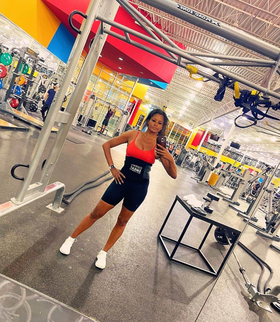 クラウディア・ジョーダンのインスタグラム：「We either getting our bodies together or falling off. What we doing? Pick one 💪🏾💪🏾」