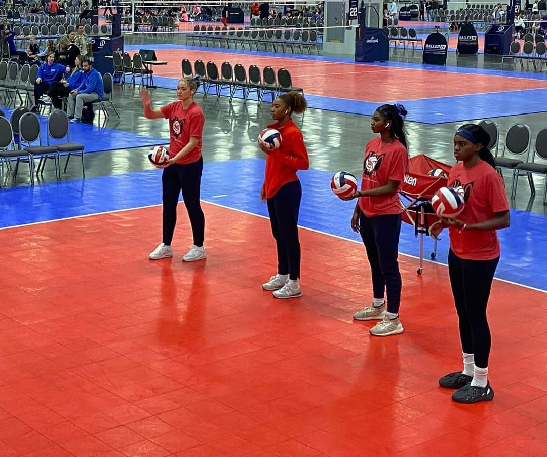 USA Volleyballさんのインスタグラム写真 - (USA VolleyballInstagram)「Good vibes only as we start the second day of competition at #gjnc18」4月29日 22時00分 - usavolleyball