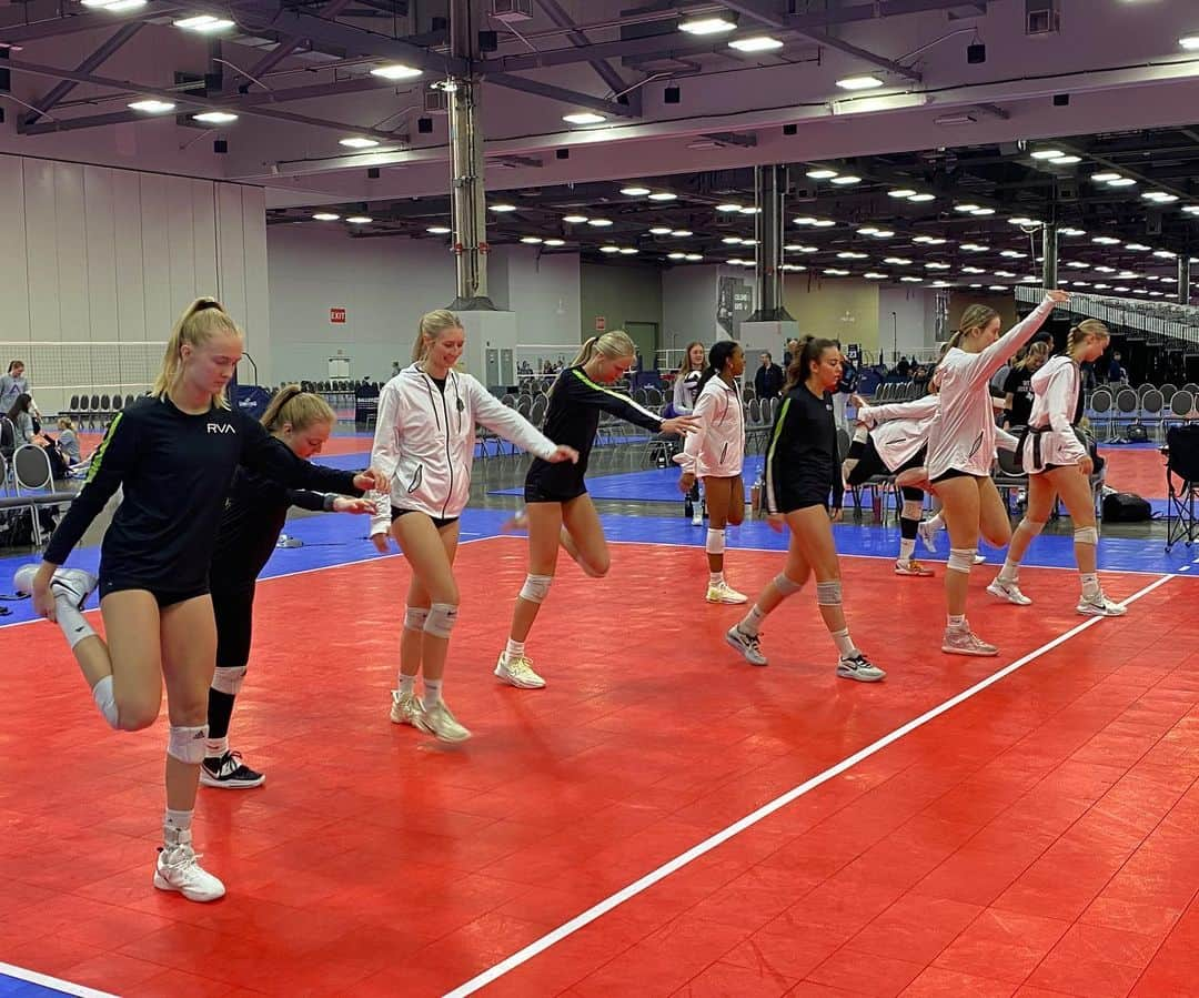 USA Volleyballさんのインスタグラム写真 - (USA VolleyballInstagram)「Good vibes only as we start the second day of competition at #gjnc18」4月29日 22時00分 - usavolleyball