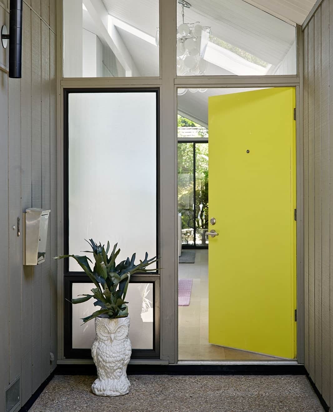 HGTVさんのインスタグラム写真 - (HGTVInstagram)「Boost your curb appeal with a freshly-painted front door 🚪⁠ ⁠ Which color do you like best? ⁠ ⁠ Head 👉️ #linkinbio for more popular front door paint colors. #HGTVDesign⁠ ⁠ 📸: @rusticwhiteinteriors, @catherinetrumanphoto, @prettyhandygirl, Patrick Ketchum, @brucedamonte, @rusticwhiteinteriors, @kudaphotography」4月29日 22時01分 - hgtv