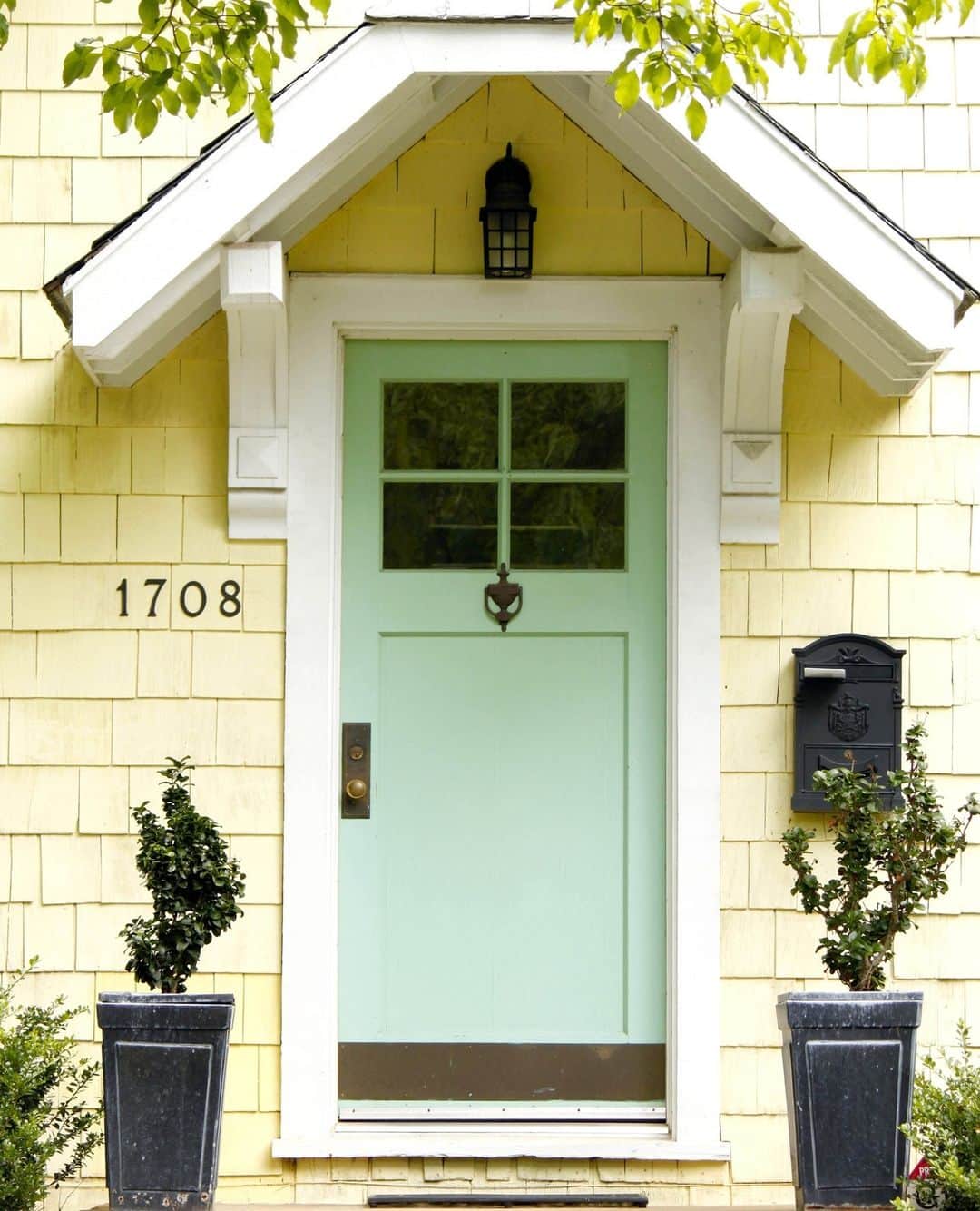 HGTVさんのインスタグラム写真 - (HGTVInstagram)「Boost your curb appeal with a freshly-painted front door 🚪⁠ ⁠ Which color do you like best? ⁠ ⁠ Head 👉️ #linkinbio for more popular front door paint colors. #HGTVDesign⁠ ⁠ 📸: @rusticwhiteinteriors, @catherinetrumanphoto, @prettyhandygirl, Patrick Ketchum, @brucedamonte, @rusticwhiteinteriors, @kudaphotography」4月29日 22時01分 - hgtv
