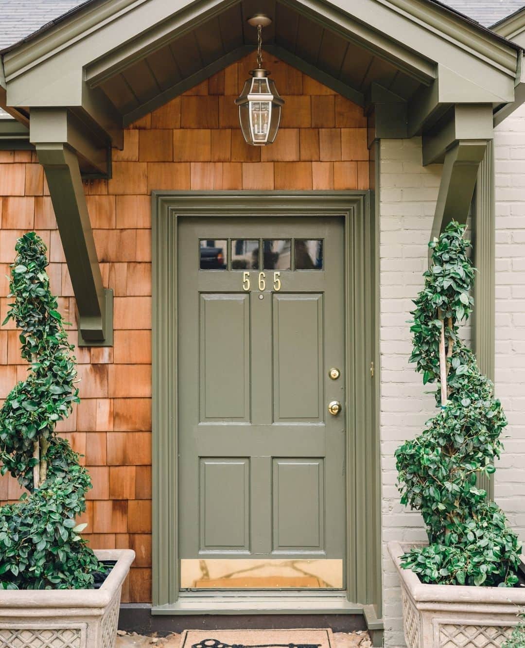 HGTVさんのインスタグラム写真 - (HGTVInstagram)「Boost your curb appeal with a freshly-painted front door 🚪⁠ ⁠ Which color do you like best? ⁠ ⁠ Head 👉️ #linkinbio for more popular front door paint colors. #HGTVDesign⁠ ⁠ 📸: @rusticwhiteinteriors, @catherinetrumanphoto, @prettyhandygirl, Patrick Ketchum, @brucedamonte, @rusticwhiteinteriors, @kudaphotography」4月29日 22時01分 - hgtv