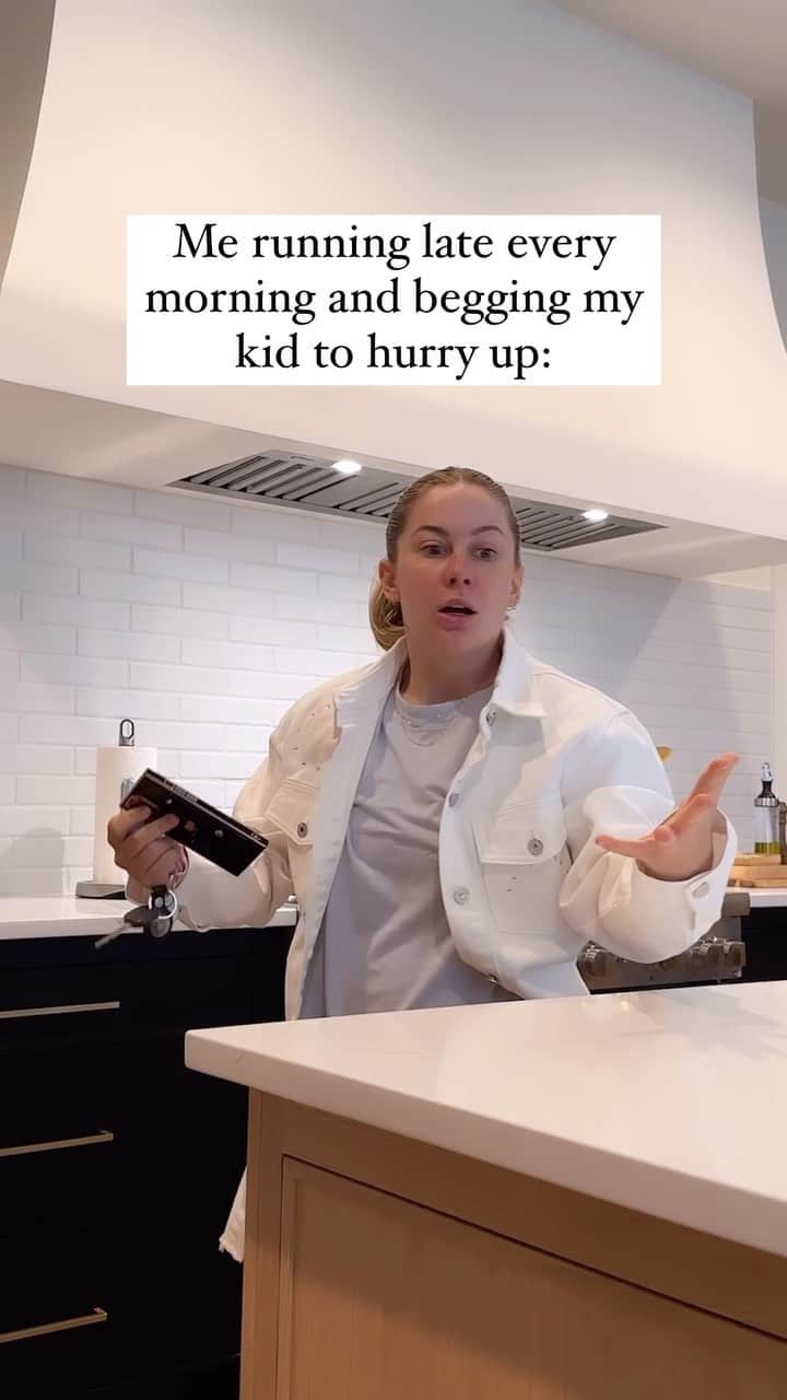 ショーン・ジョンソンのインスタグラム：「Hahaha if you know you know  cc: @girlsgoalsandgongshows 😂 #family #momlife #parents #parenting #parentlife」