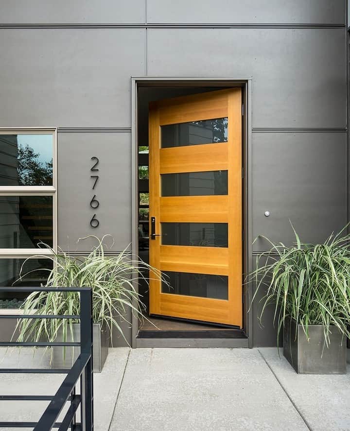 HGTVさんのインスタグラム写真 - (HGTVInstagram)「Boost your curb appeal with a freshly-painted front door 🚪⁠ ⁠ Which color do you like best? ⁠ ⁠ Head 👉️ #linkinbio for more popular front door paint colors. #HGTVDesign⁠ ⁠ 📸: @rusticwhiteinteriors, @catherinetrumanphoto, @prettyhandygirl, Patrick Ketchum, @brucedamonte, @rusticwhiteinteriors, @kudaphotography」4月29日 22時01分 - hgtv