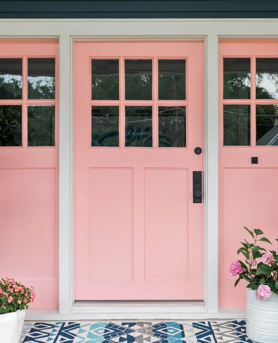 HGTVさんのインスタグラム写真 - (HGTVInstagram)「Boost your curb appeal with a freshly-painted front door 🚪⁠ ⁠ Which color do you like best? ⁠ ⁠ Head 👉️ #linkinbio for more popular front door paint colors. #HGTVDesign⁠ ⁠ 📸: @rusticwhiteinteriors, @catherinetrumanphoto, @prettyhandygirl, Patrick Ketchum, @brucedamonte, @rusticwhiteinteriors, @kudaphotography」4月29日 22時01分 - hgtv