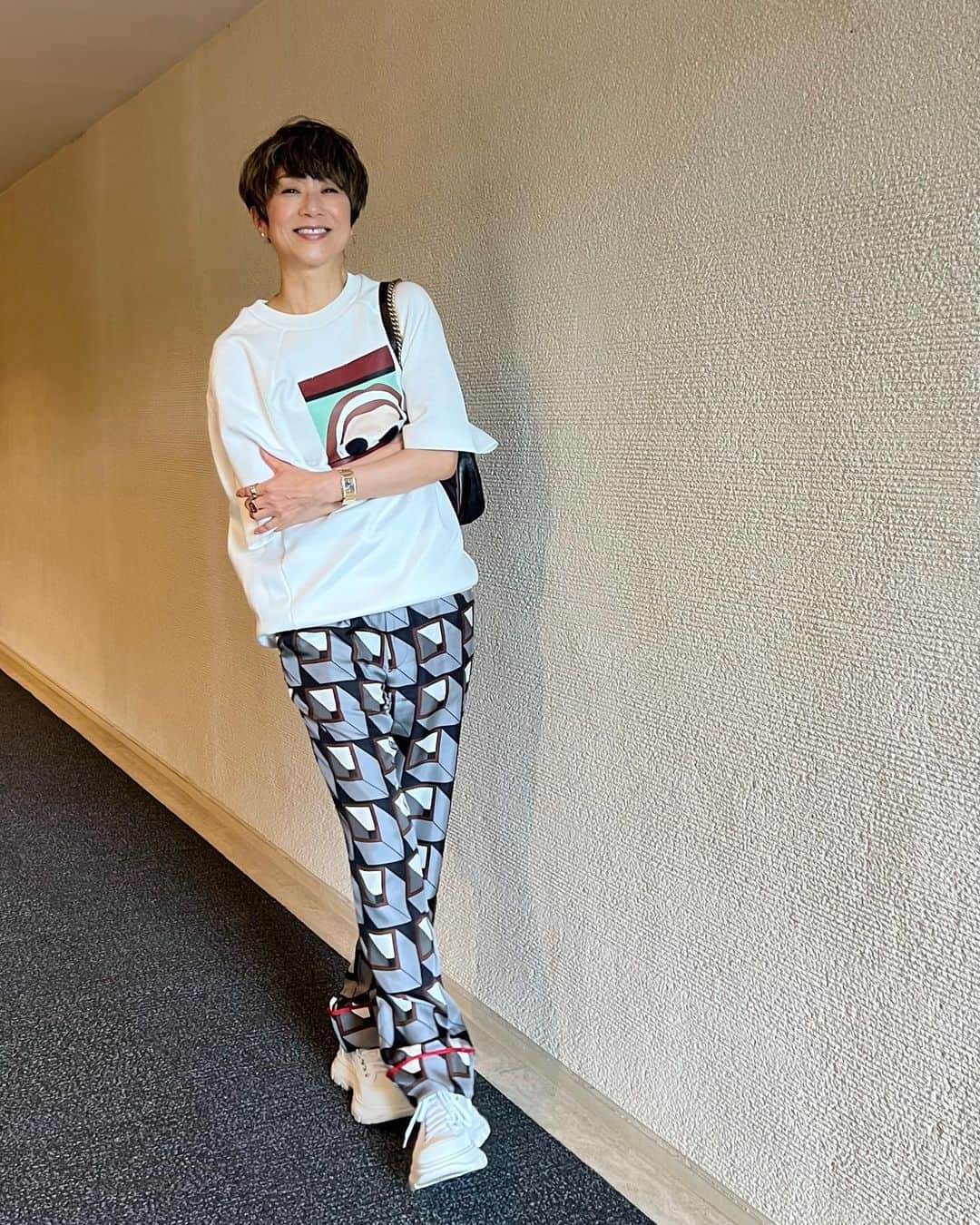 黒田知永子のインスタグラム：「. 暖かい1日☀️ 半袖スウェットで丁度いい感じ☺︎  今日は「Panasonic保護犬猫譲渡会」へ行って来ました。大きな会場を使っての譲渡会や写真展や物販などなど。 とろさんも写真展に参加🐶 明日30日もやってます！  #パナソニックセンター東京  #パナソニック保護犬猫譲渡会 @sippo_official  #黒田知永子 #chiekokuroda」