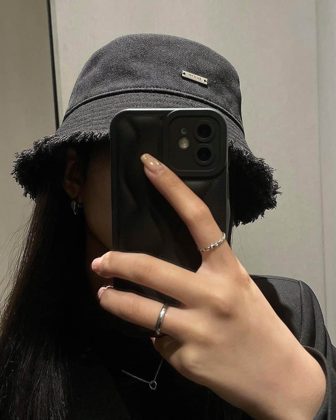ENVYMのインスタグラム：「【4.26𝙉𝙀𝙒 𝘼𝙍𝙍𝙄𝙑𝘼𝙇】 ⁡ ⁡ ⁡ ✔︎︎︎︎ツイルフリンジバケットハット color:BLACK,BEIGE  ⁡ ⁡ カジュアルな生地を使ったバケットハット。 ⁡ ブラックはデニム、ベージュはツイルを使用しています。 ⁡ 今年らしいカットオフ風のデザインがポイントです。 ⁡ ※内側にサイズ調整可能なテープ付きです。 ⁡ ⁡ ⁡ ーーーーーーーーーーーーーーーーーーーーーーーー ⁡ ⁡ 2023夏のビジュアルが Webstoreで公開中！！ ⁡ ⁡ ぜひプロフィールTOPのURLからご覧下さい♪ ⁡ ⁡ ⁡ #envym #2023ss #spring」
