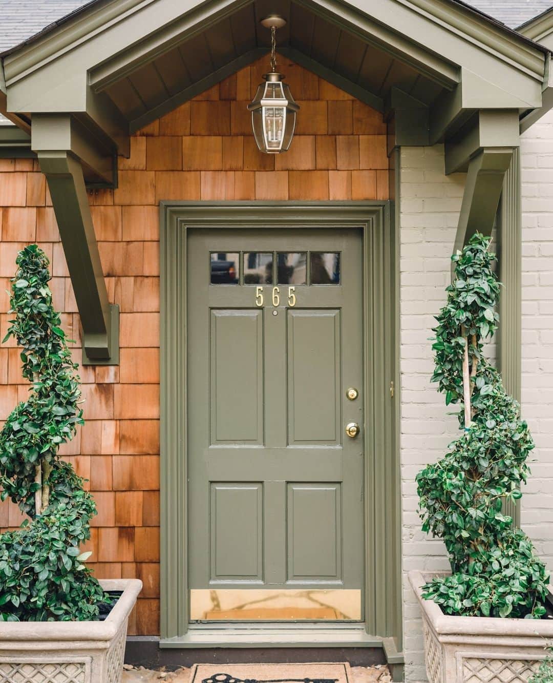HGTVのインスタグラム：「Boost your curb appeal with a freshly-painted front door 🚪⁠ ⁠ Which color do you like best? ⁠ ⁠ Head 👉️ #linkinbio for more popular front door paint colors. #HGTVDesign⁠ ⁠ 📸: @rusticwhiteinteriors, @catherinetrumanphoto, @prettyhandygirl, Patrick Ketchum, @brucedamonte, @rusticwhiteinteriors, @kudaphotography」