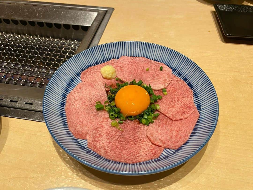 小林優斗のインスタグラム：「今日、お昼に食べたお肉が美味しすぎて当分他の焼肉屋行けない。 ありがとう、名古屋。  #大松屋　#ハラミ刺し　#タン刺し　#伏見ミリオン座　#あくび @nobuhiko___  @takara_suzuki  @ryoko_osada」