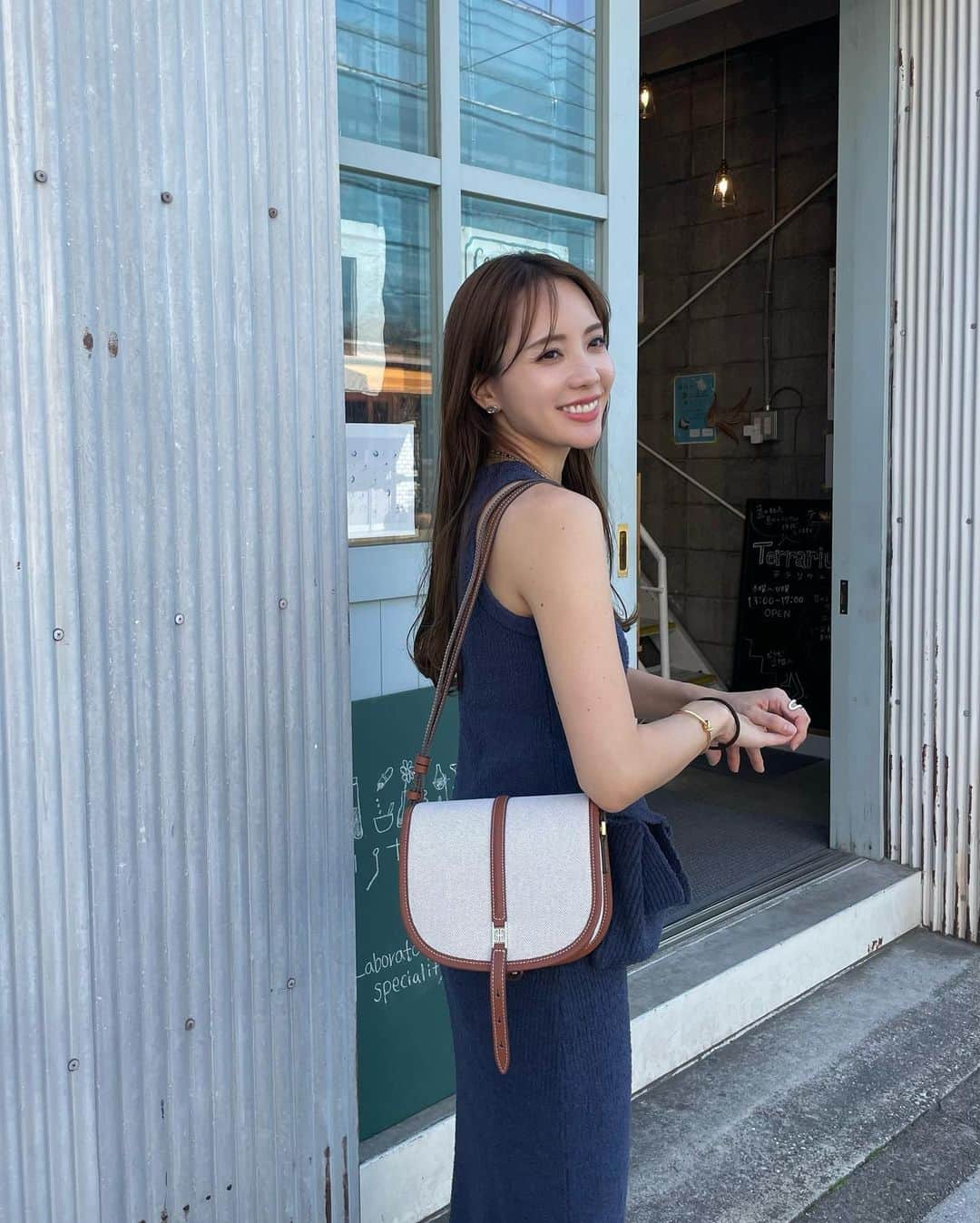 Aoiのインスタグラム：「色んなカフェに行ってるくせに清澄白河を初めて開拓しました♡ 素敵なカフェがいっぱいでした🥺  この日は　 @folnua_official @folnua_jp  のバッグを主役にコーデ作り✨ 韓国発祥のバッグブランドで前回投稿した時もどこのブランドが問い合わせ殺到したブランド♡  セットアップは @searoomlynn_official です ☀️  #folnua#bag #バッグ#韓国ファッション#セットアップ#searoomlynn カジュアル#トレンド#2way#平均身長コーデ#ootd#cordinate#大人カジュアル」