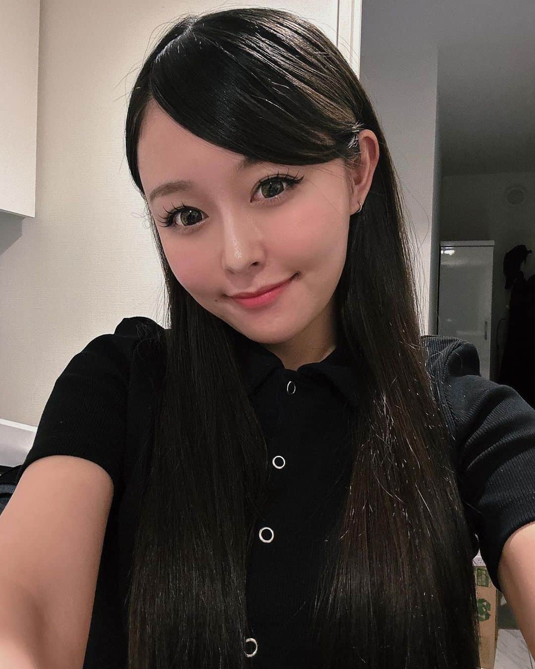 歩乃華（ほのらん）のインスタグラム：「昼と夜！爆笑 絶望しないで！爆笑 真実！爆笑 8年前もごめんね！爆笑 最後の写真は今日初公開。笑 . 本日過去メイク動画 YouTube投稿しました🥰 ⚫︎TikTok ⚫︎Instagram ⚫︎YouTube ⚫︎公式ライン 全部ショート動画あげたから コメントしてくれたら めちゃ嬉しいです🥹  インスタ民は リール観てね🥰  今日はRIZIN観た！最高すぎた！ 来週も観るねん！ 明日は鬼滅観るよ！笑 最近インスタをブログみたいに書くの ハマってます。」