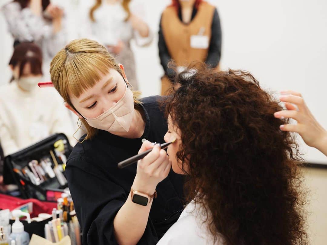 東京ベルエポック美容専門学校のインスタグラム：「ヘアメイク科新入生✨  有名メイクアップアーティスト @izubeee さんによるTOPサロンゼミ！間近でみるプロの技術に大感動😊 izumiさん！いつもありがとうございます！！  #topサロンゼミ #東ベル#東京ベルエポック美容専門学校#美容専門学校ベルエポック東京校 #美容学生#美容学校#美容進学#美容垢#美容師#美容垢さんと繋がりたい #美容師になりたい #美容師になろう#オープンキャンパス#美容師#ヘアアレンジ#ヘアセット#ヘアメイク#アイリスト#アイデザイナー#ヘアメイクアーティスト#ブライダルヘアメイク#トータルビューティー#スタイリスト#エステティシャン#メイクアップアーティスト#東京ベル#ljk#sjk#fjk#高校生男子 --------------- 『東ベルパンフレットのご請求/オープンキャンパス予約』こちらから💁‍♀️💁‍♂️ @tokyo_belle」