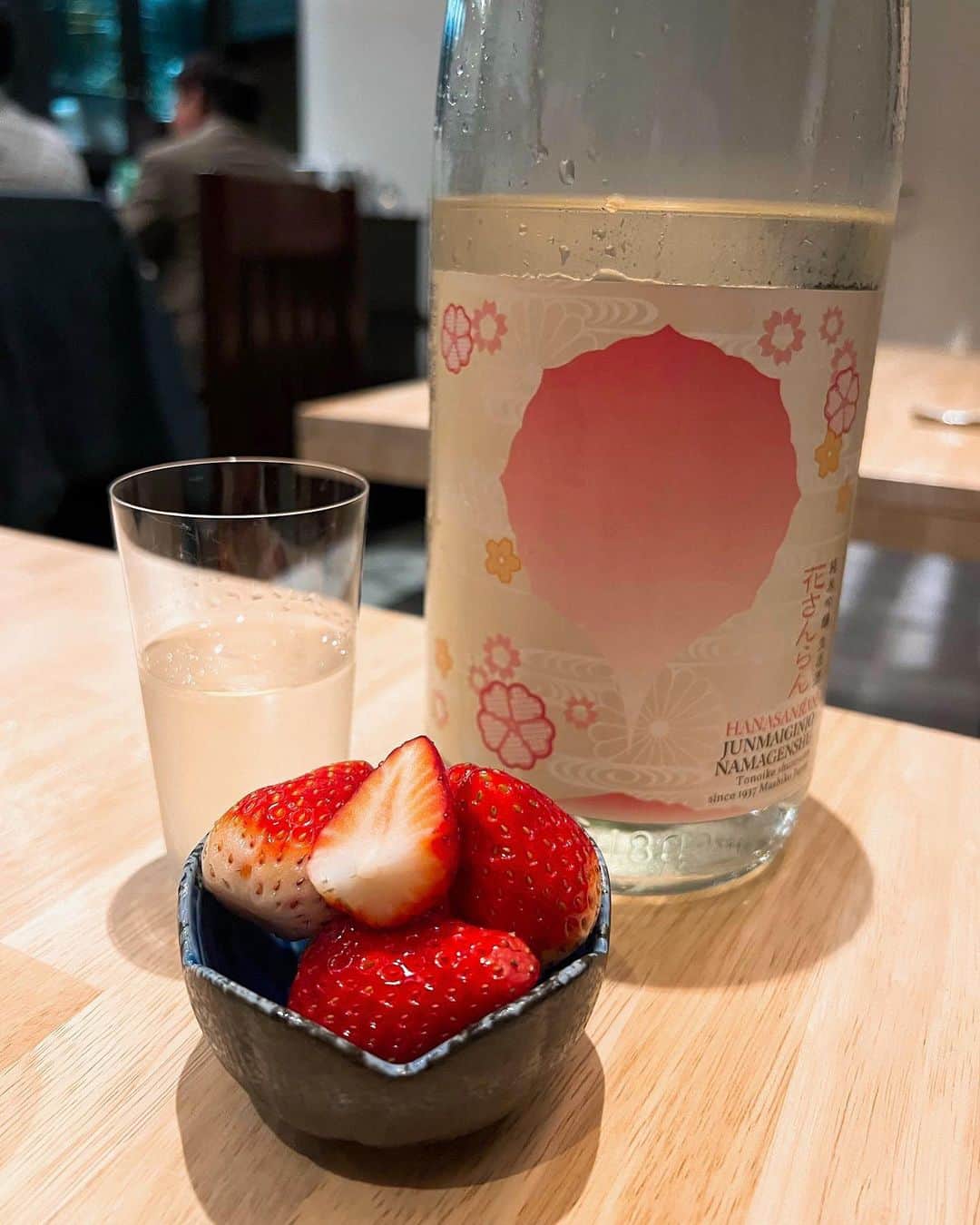 蒼井まやさんのインスタグラム写真 - (蒼井まやInstagram)「. 日本酒と苺がこんなに合うなんて。 日本酒×フルーツにハマりそうです。  花さんらんの、華やかさもありすっきりした感じが 甘酸っぱい苺と相性抜群すぎました。  #日本酒 #赤坂 #赤坂見附 #赤坂見附グルメ #醸巣 #赤坂グルメ #赤坂日本酒 #赤坂ディナー #日本酒好きな人と繋がりたい #日本酒女子 #日本酒好き #日本酒タグラム #日本酒大好き #日本酒スタグラム #日本酒好きと繋がりたい #日本酒が好きな人と繋がりたい #酒クズ #酒飲み #酒飲み女子 #お酒好きな人と繋がりたい #お酒好き女子 #お酒大好き #外池酒造 #外池酒造店 #燦爛 #花さんらん #日本酒とフルーツ #日本酒とフルーツのペアリング好きな人と繋がりたい #日本酒とフルーツのペアリング #日本酒とフルーツのマリアージュ」4月29日 22時07分 - mayayan_dayo