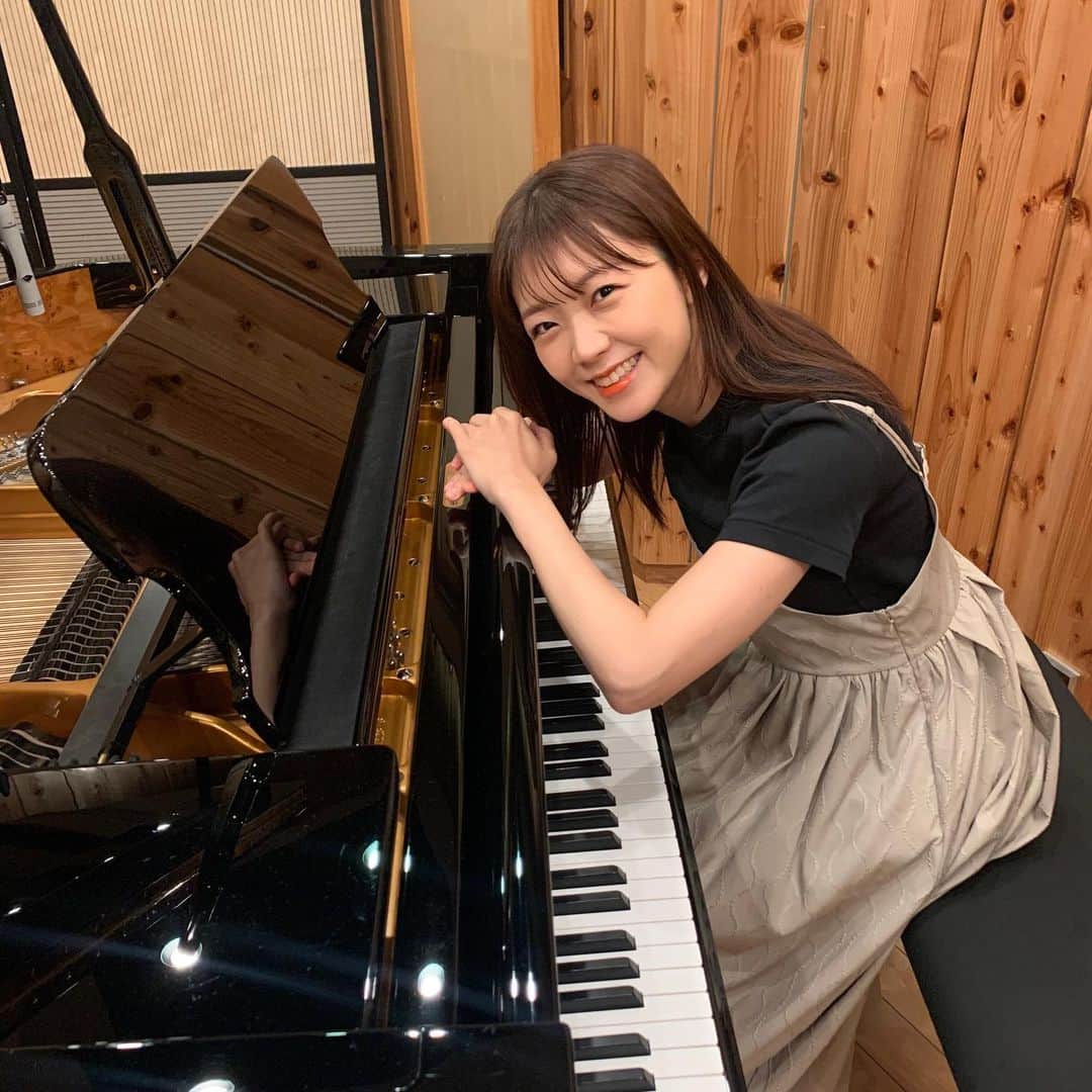 三森すずこのインスタグラム：「今日のお仕事🎹 みもりんバンドでもキーボード&ピアノ担当しているイマジュン(今井隼)さんと♪ 楽しい収録でした✨ (私はピアノ弾きません！というか弾けません！3才から9才くらいまで習ってたのにね😂) #mimorisuzuko」