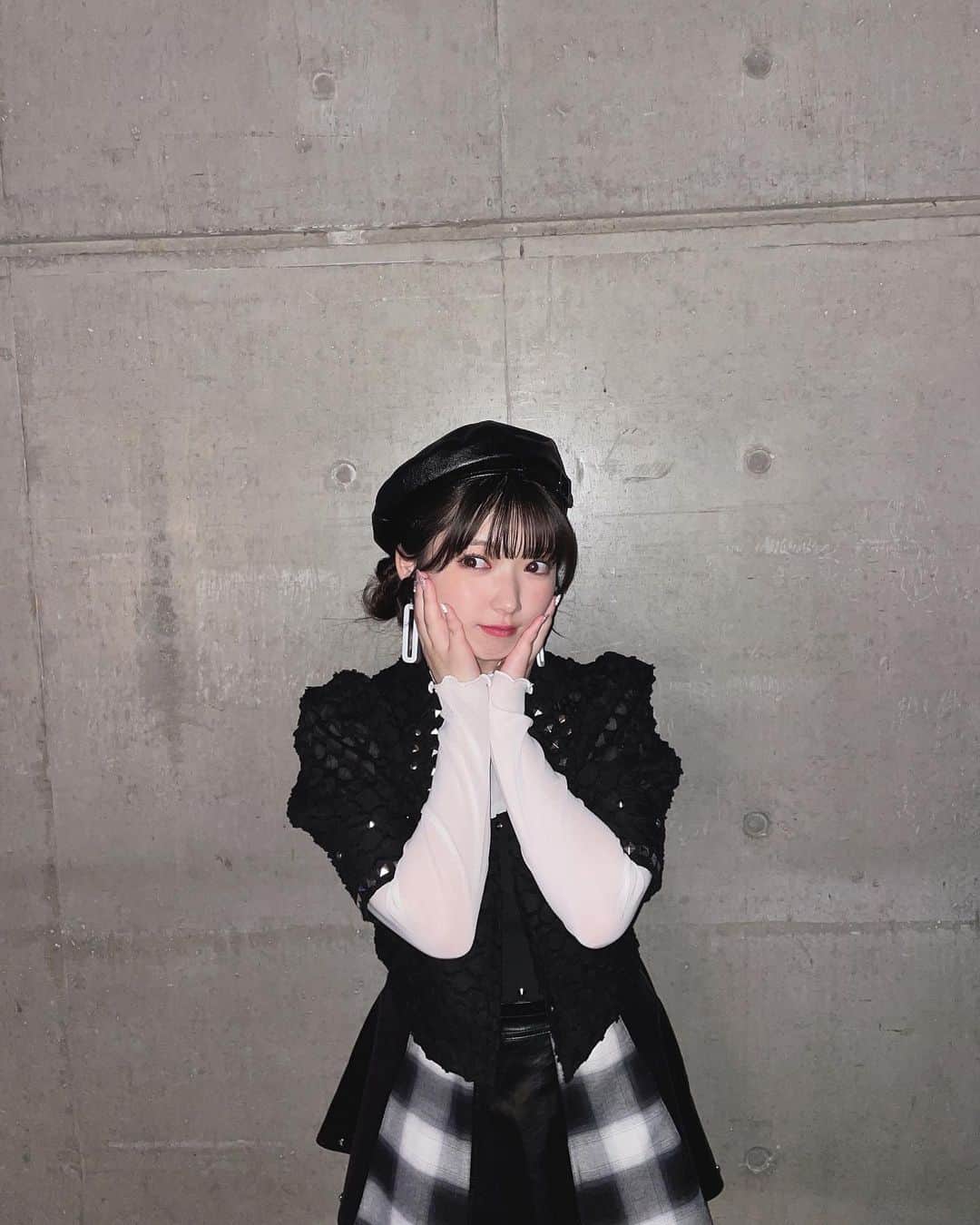山岸理子のインスタグラム：「* 🎼🐈‍⬛🖤 ⁡ 4.29❤︎ ⁡ #つばきファクトリー結成8周年 #結成日 #tsubaki_factory #山岸理子」