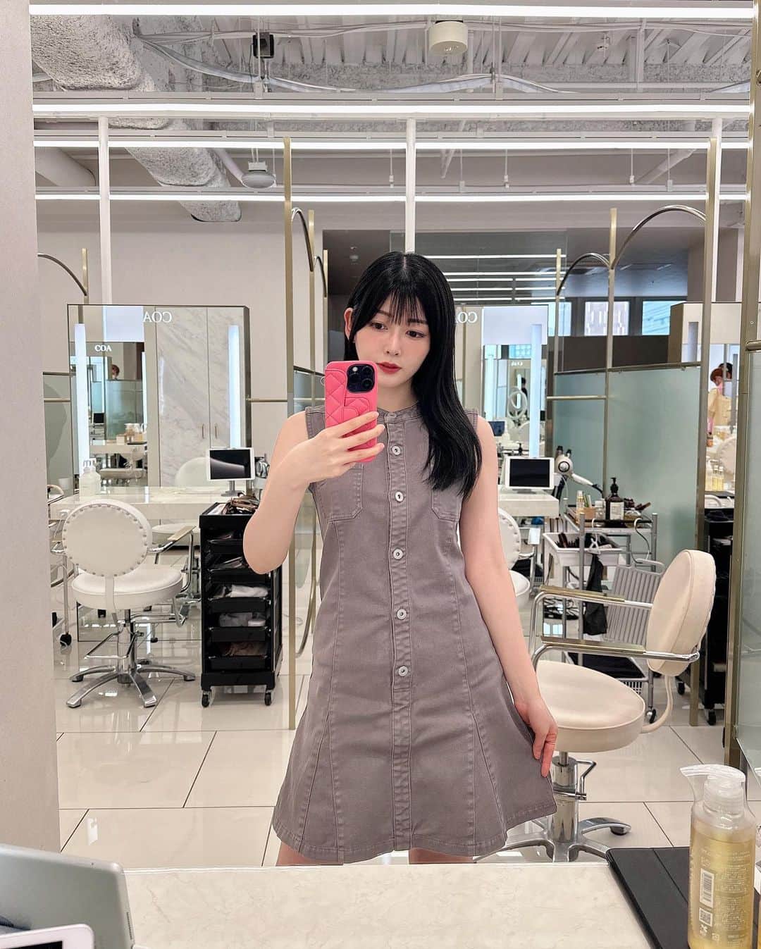 長岡真由（まゆちむ）さんのインスタグラム写真 - (長岡真由（まゆちむ）Instagram)「イメチェン💇🏻‍♀️❤️❤️  黒髪にして今流行りの顔周り 姫カットしました🫶🏻どうかな🫶🏻  黒髪にしたら絶対！！！！ 水原希子ちゃん × JILLbyJILLSTUARTのコラボ デニムワンピ着ようと決めてた🥺🤍  最強の組み合わせでした🫶🏻🤍  #kiko_with_jillstuart #with_jillstuart #黒髪 #姫カット #kikomizuhara #黒髪メイク #黒髪ロング #ブルーブラック #水原希子」4月29日 22時09分 - __mayucc
