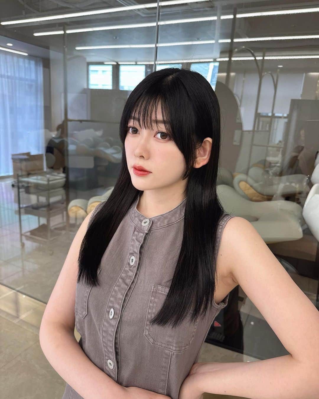 長岡真由（まゆちむ）さんのインスタグラム写真 - (長岡真由（まゆちむ）Instagram)「イメチェン💇🏻‍♀️❤️❤️  黒髪にして今流行りの顔周り 姫カットしました🫶🏻どうかな🫶🏻  黒髪にしたら絶対！！！！ 水原希子ちゃん × JILLbyJILLSTUARTのコラボ デニムワンピ着ようと決めてた🥺🤍  最強の組み合わせでした🫶🏻🤍  #kiko_with_jillstuart #with_jillstuart #黒髪 #姫カット #kikomizuhara #黒髪メイク #黒髪ロング #ブルーブラック #水原希子」4月29日 22時09分 - __mayucc