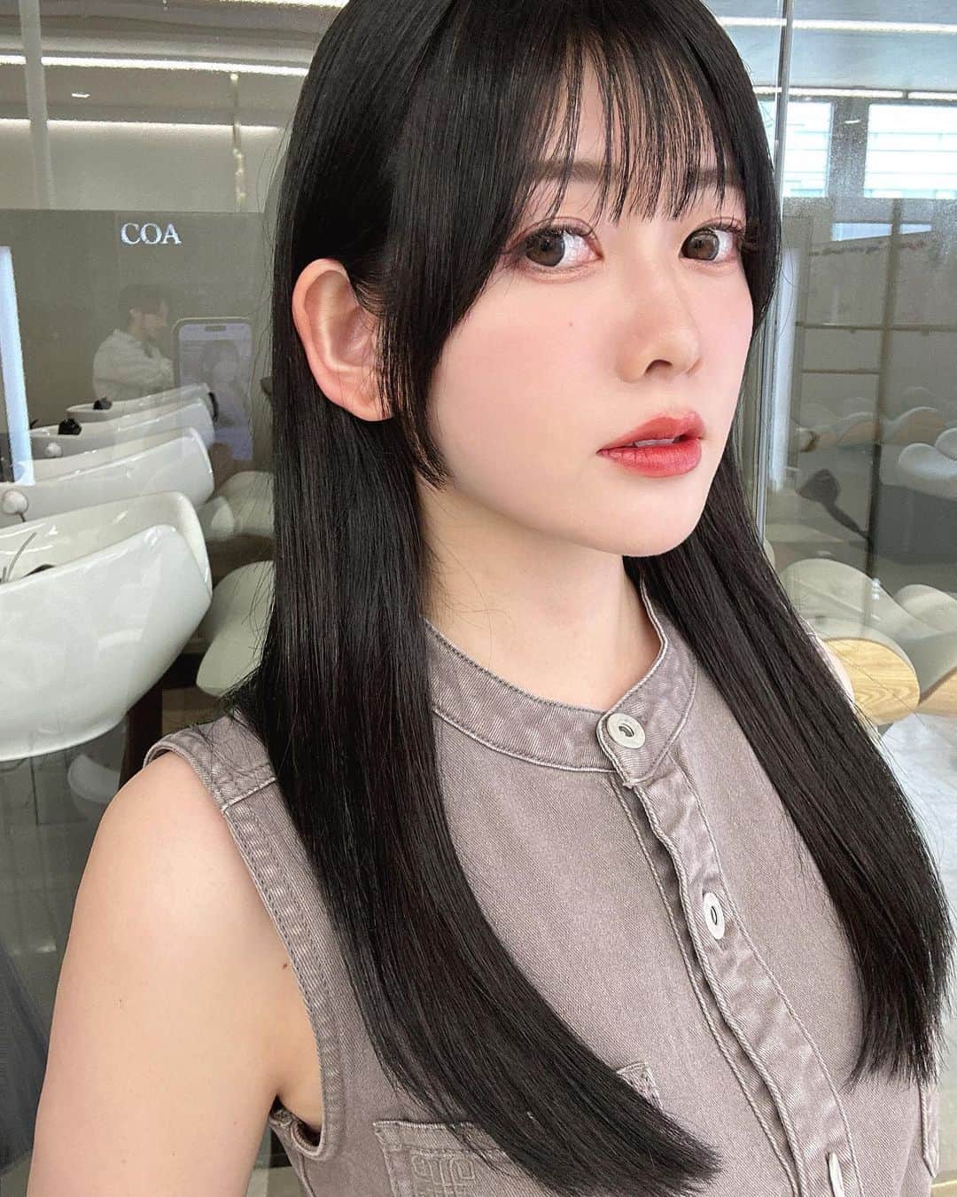 長岡真由（まゆちむ）さんのインスタグラム写真 - (長岡真由（まゆちむ）Instagram)「イメチェン💇🏻‍♀️❤️❤️  黒髪にして今流行りの顔周り 姫カットしました🫶🏻どうかな🫶🏻  黒髪にしたら絶対！！！！ 水原希子ちゃん × JILLbyJILLSTUARTのコラボ デニムワンピ着ようと決めてた🥺🤍  最強の組み合わせでした🫶🏻🤍  #kiko_with_jillstuart #with_jillstuart #黒髪 #姫カット #kikomizuhara #黒髪メイク #黒髪ロング #ブルーブラック #水原希子」4月29日 22時09分 - __mayucc
