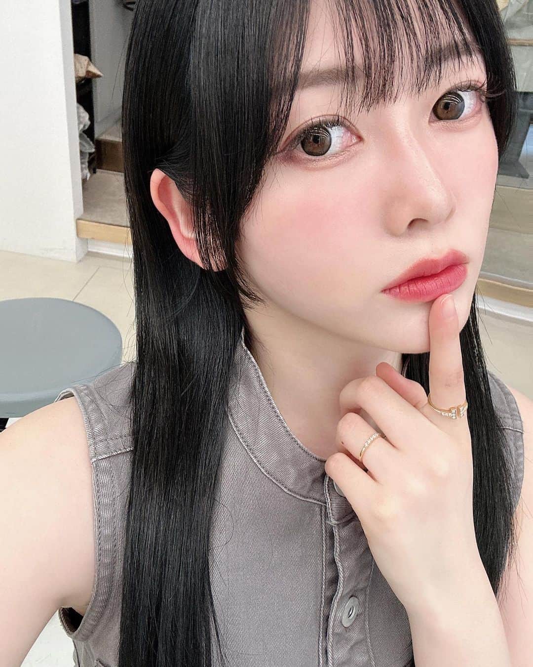 長岡真由（まゆちむ）さんのインスタグラム写真 - (長岡真由（まゆちむ）Instagram)「イメチェン💇🏻‍♀️❤️❤️  黒髪にして今流行りの顔周り 姫カットしました🫶🏻どうかな🫶🏻  黒髪にしたら絶対！！！！ 水原希子ちゃん × JILLbyJILLSTUARTのコラボ デニムワンピ着ようと決めてた🥺🤍  最強の組み合わせでした🫶🏻🤍  #kiko_with_jillstuart #with_jillstuart #黒髪 #姫カット #kikomizuhara #黒髪メイク #黒髪ロング #ブルーブラック #水原希子」4月29日 22時09分 - __mayucc