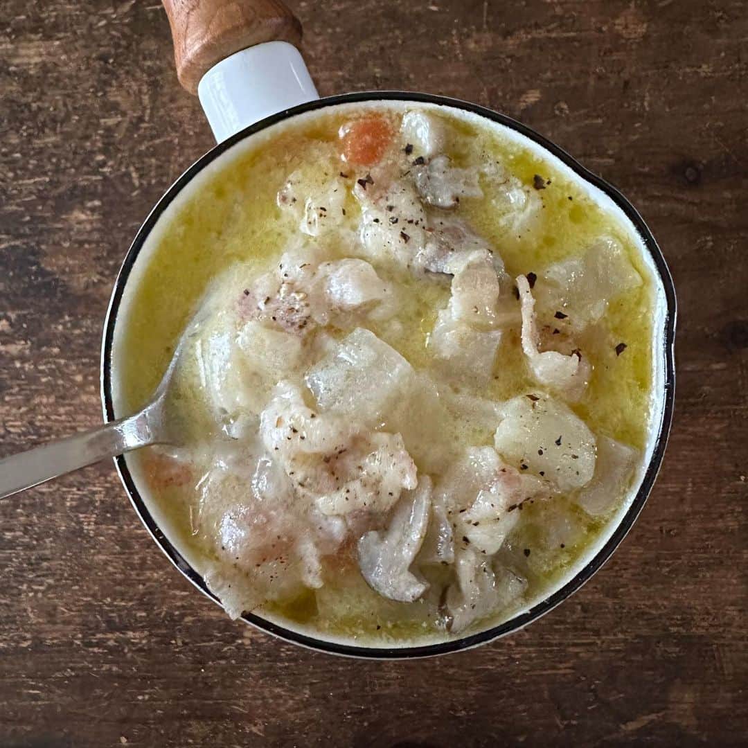 のインスタグラム：「ありものミルクチーズスープ Milk cheese soup #yummy #homemade #healthy #soup #milk #cheese #comfortfood #rainyday #おいしい #スープ #牛乳 #チーズ #ほっこり #マカロニメイト #フーディーテーブル #手作り #雨の日  オリーブオイル大1、あればにんにく1かけ、具(玉ねぎ豚肉じゃがいも人参きのこ)、コンソメ1個、水1カップ、シュレッドチーズひとつかみ40g、バターひとかけら大1/2、しょうゆたらり大1/2、牛乳1カップ、塩胡椒など 1 tbsp olive oil, 1 clove garlic, onion, pork, potatoes, carrot, Shimeji mushrooms, 1 stock cube, 200ml water, 40g cheese, 1/2 tbsp butter, 1/2 tbsp soy sauce, 200ml milk, salt and pepper…  軟水 @yukitsubakiofficial 醤油 @tsubotatsuno」