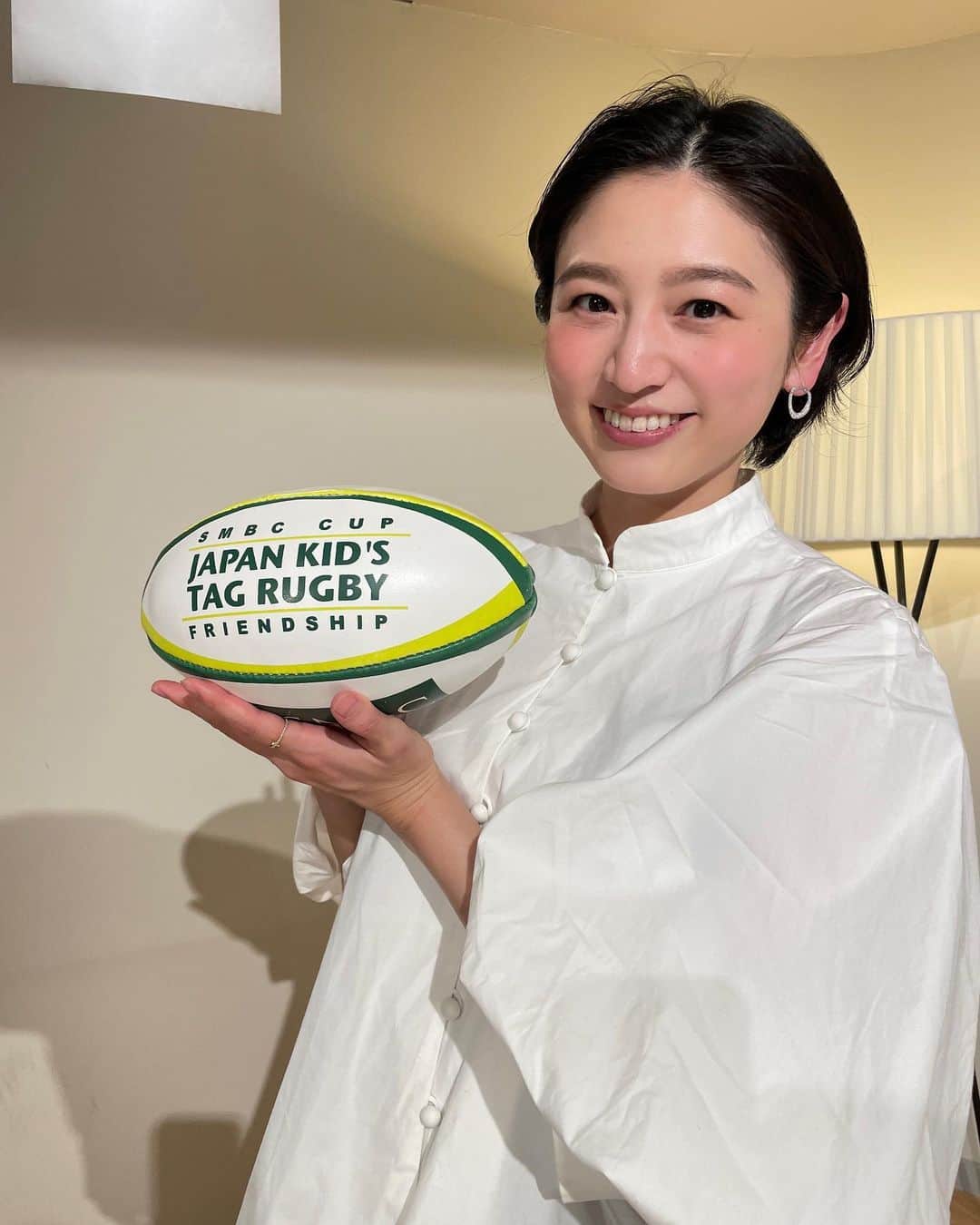 上野優花のインスタグラム：「ご無沙汰しております🥹  今日からGWの方も多いのでしょうか😌✨ 東京は半袖でも過ごせる陽気で、 お散歩が気持ち良かったです🦋  さて皆さん、 タグラグビーというのはご存知ですか🏉  タックルが禁止だったり…と ラグビーとはまた違った戦術がありそうで とても魅力的な競技。  全国小学生タグラグビー大会で SMBC賞を受賞した 福島県の安達タグラグビーの子供たちが 日本代表の 流選手、斉藤選手、下川選手と オンライン交流会をしました😆  私もMCとして参加させていただきましたが、 子供達のちょっぴり緊張した表情や 真剣な質問の数々に とても癒されましたし、 選手の皆さんも真摯に答えてくださり とても有意義な時間を過ごさせていただきました✨  YouTubeでも公開されていますので お時間のある方 是非ご覧くださいませ🥳  【SMBCカップ特別企画 　ラグビー日本代表とオンライン交流会】 前編　https://youtu.be/m-SSEMn8Zfk 後編　https://youtu.be/Ttee6gAUQzg  素敵なGWをお過ごしくださいませ🫶🏻」