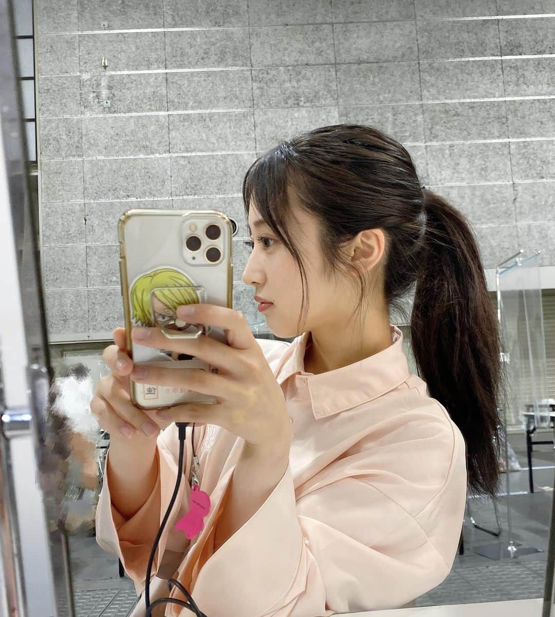 のインスタグラム：「🤝🏻  握手会ありがとうございました☺️  大阪で約3年ぶりの握手会！  来てくださった皆さんが 元気そうで凄く嬉しかったです  いつもありがとうございます☺️  また会えますように…❤︎  #横顔 #ポニーテール  #明日は写メ会 #よろしくお願いします  #髪型なんでしょ🌼」