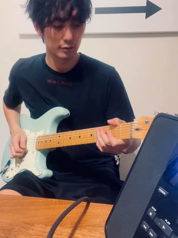 平岡祐太のインスタグラム：「最近すごく聴いてます#lostinparis #tommisch #guitar #fender #neosoul #looper #トムミッシュ」