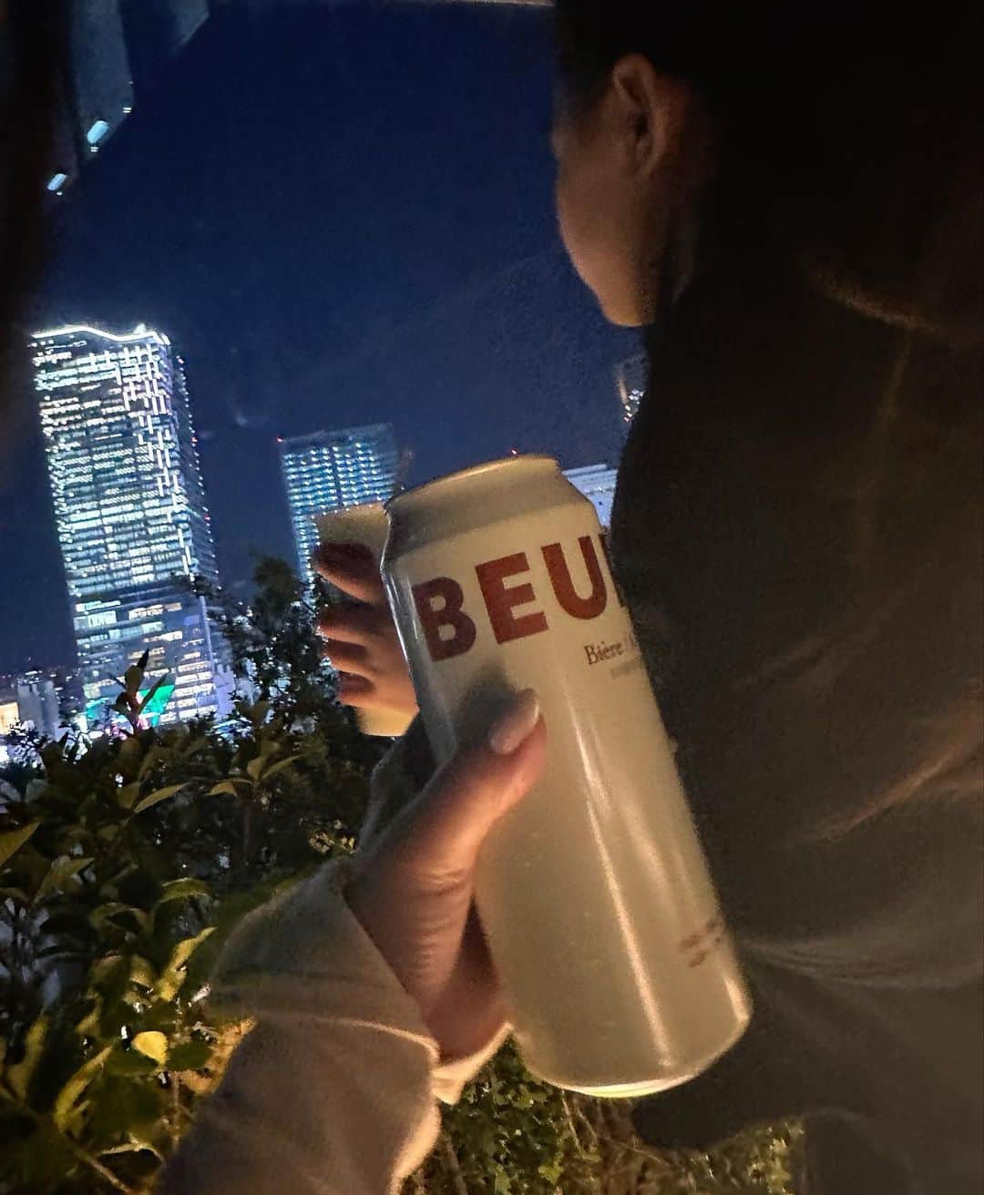 上原歩さんのインスタグラム写真 - (上原歩Instagram)「🍻❤️🏁   日本初上陸のButter beer ブーランジュリーブール  @beurre_tokyo  @beurre_seoul  ブーランジュリーブールは バターやキャラメル、ヘーゼルナッツなど特有の風味豊かな甘さと香りをビールやソジュ、 そしてコーラにプラスした韓国初のドリンクブランドです🥜 （実際にバターは入っておりません）  ビールもすごく美味しいのですが 焼酎を普段飲まない私がロックでぐびぐび飲めてしまいました （飲みやすくてちょっとキケンなくらい🫢） 氷を入れて飲むのが私好みでした  〜5/7まで 渋谷PARCO1階で開催です ❤️🇰🇷🇯🇵  _____________________________________  #love #life #loveislove  #beurre #butterbeer #beer #worldofbutter #ブールビール #ブーランジュリーブール」4月29日 22時14分 - ayumiuehara