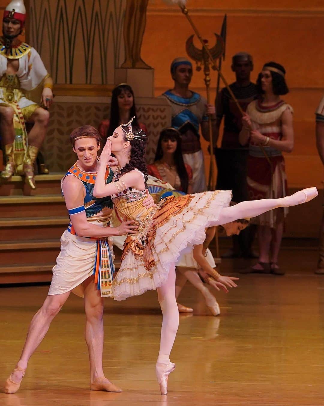 マリア・コーレワのインスタグラム：「Happy International Dance Day! 🌟 @philipp_stepin and I will be celebrating tomorrow with “La Fille du Pharaon” at the Mariinsky ❤️  С Днём Танца! 🌟 Мы с @philipp_stepin отпразднуем завтра в «Дочери Фараона» на сцене Мариинского ❤️ Приходите!」
