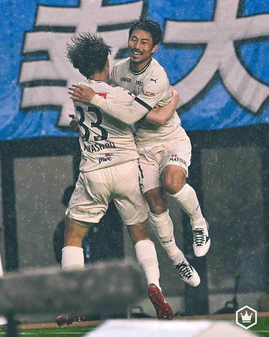 サッカーキングさんのインスタグラム写真 - (サッカーキングInstagram)「. 大粒の雨の中、川崎Fが3ゴールを挙げ4試合ぶり勝利（2023.4.29）  📷Photo by @shimpeei（SOCCERKING）  #frontale #川崎フロンターレ #BEYOND挑みつづける #J30 #Jリーグ #JLEAGUE #J撮り #サッカーキング #サッカー #soccer #football #⚽️」4月29日 22時17分 - soccerkingjp