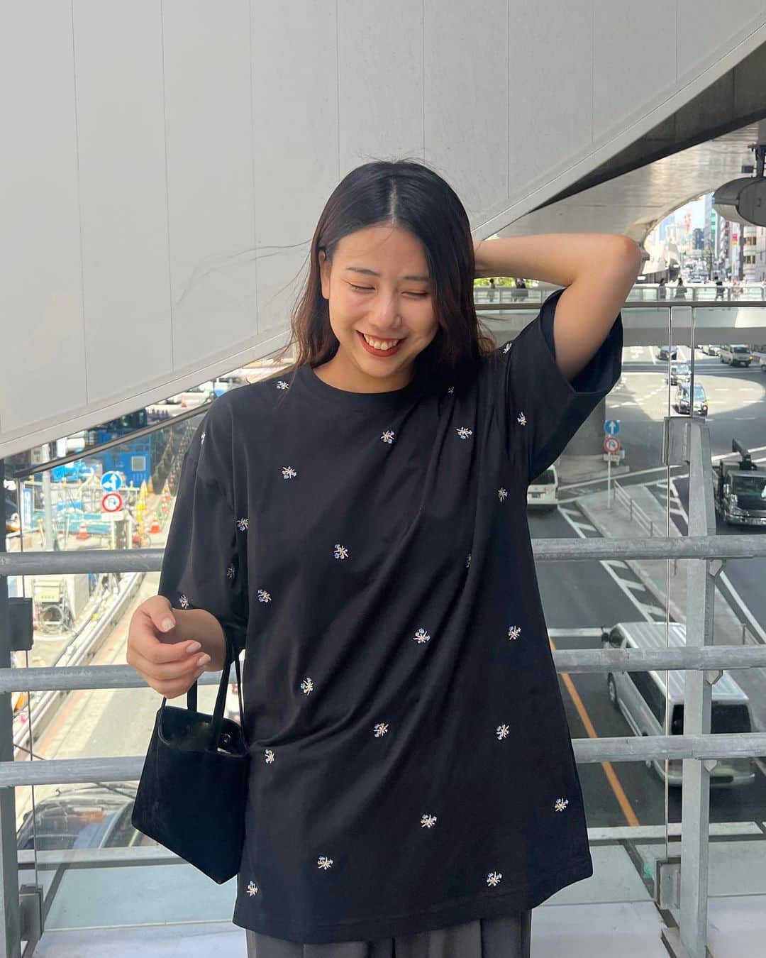 古屋美咲さんのインスタグラム写真 - (古屋美咲Instagram)「ストーリーズにもあげた刺繍のTシャツ  小花柄ってほぼ着たことが無いんだけど これは気になる🫶🏻 (どちらの色にするかも迷う)  予約も始まったので スタボにも投稿しました💐🛒🩰🍹  tops: @jeanasis_official  pants: @jeanasis_official  shoes: BLACK comme des garçon bag: @nugu__official  . . . . #jeanasis#ジーナシス#Tシャツ#tee#Tシャツコーデ#刺繍#黒tシャツ#黒tシャツコーデ#黒t#シンプルコーデ#花柄#ビッグT#モノトーンコーデ#モノトーン#グレースラックス#スラックス#スニーカー#スニーカーコーデ#黒スニーカー#大人カジュアル#きれいめカジュアル#167cmコーデ#カジュアルモード#ミニバッグ#白T#白tシャツ」4月29日 22時17分 - furuyamisaki_