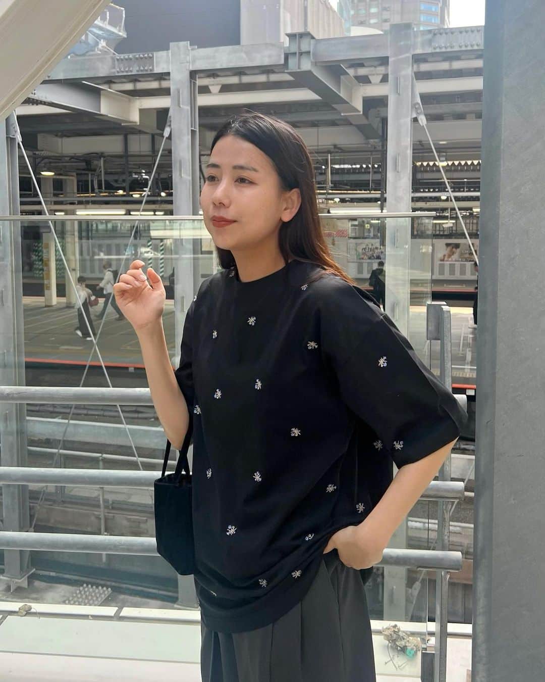 古屋美咲さんのインスタグラム写真 - (古屋美咲Instagram)「ストーリーズにもあげた刺繍のTシャツ  小花柄ってほぼ着たことが無いんだけど これは気になる🫶🏻 (どちらの色にするかも迷う)  予約も始まったので スタボにも投稿しました💐🛒🩰🍹  tops: @jeanasis_official  pants: @jeanasis_official  shoes: BLACK comme des garçon bag: @nugu__official  . . . . #jeanasis#ジーナシス#Tシャツ#tee#Tシャツコーデ#刺繍#黒tシャツ#黒tシャツコーデ#黒t#シンプルコーデ#花柄#ビッグT#モノトーンコーデ#モノトーン#グレースラックス#スラックス#スニーカー#スニーカーコーデ#黒スニーカー#大人カジュアル#きれいめカジュアル#167cmコーデ#カジュアルモード#ミニバッグ#白T#白tシャツ」4月29日 22時17分 - furuyamisaki_