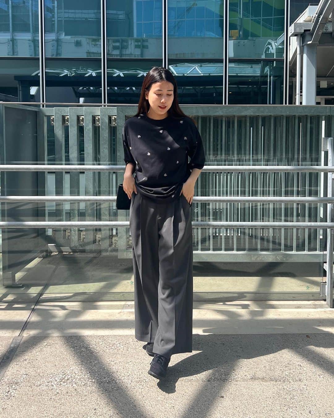 古屋美咲さんのインスタグラム写真 - (古屋美咲Instagram)「ストーリーズにもあげた刺繍のTシャツ  小花柄ってほぼ着たことが無いんだけど これは気になる🫶🏻 (どちらの色にするかも迷う)  予約も始まったので スタボにも投稿しました💐🛒🩰🍹  tops: @jeanasis_official  pants: @jeanasis_official  shoes: BLACK comme des garçon bag: @nugu__official  . . . . #jeanasis#ジーナシス#Tシャツ#tee#Tシャツコーデ#刺繍#黒tシャツ#黒tシャツコーデ#黒t#シンプルコーデ#花柄#ビッグT#モノトーンコーデ#モノトーン#グレースラックス#スラックス#スニーカー#スニーカーコーデ#黒スニーカー#大人カジュアル#きれいめカジュアル#167cmコーデ#カジュアルモード#ミニバッグ#白T#白tシャツ」4月29日 22時17分 - furuyamisaki_