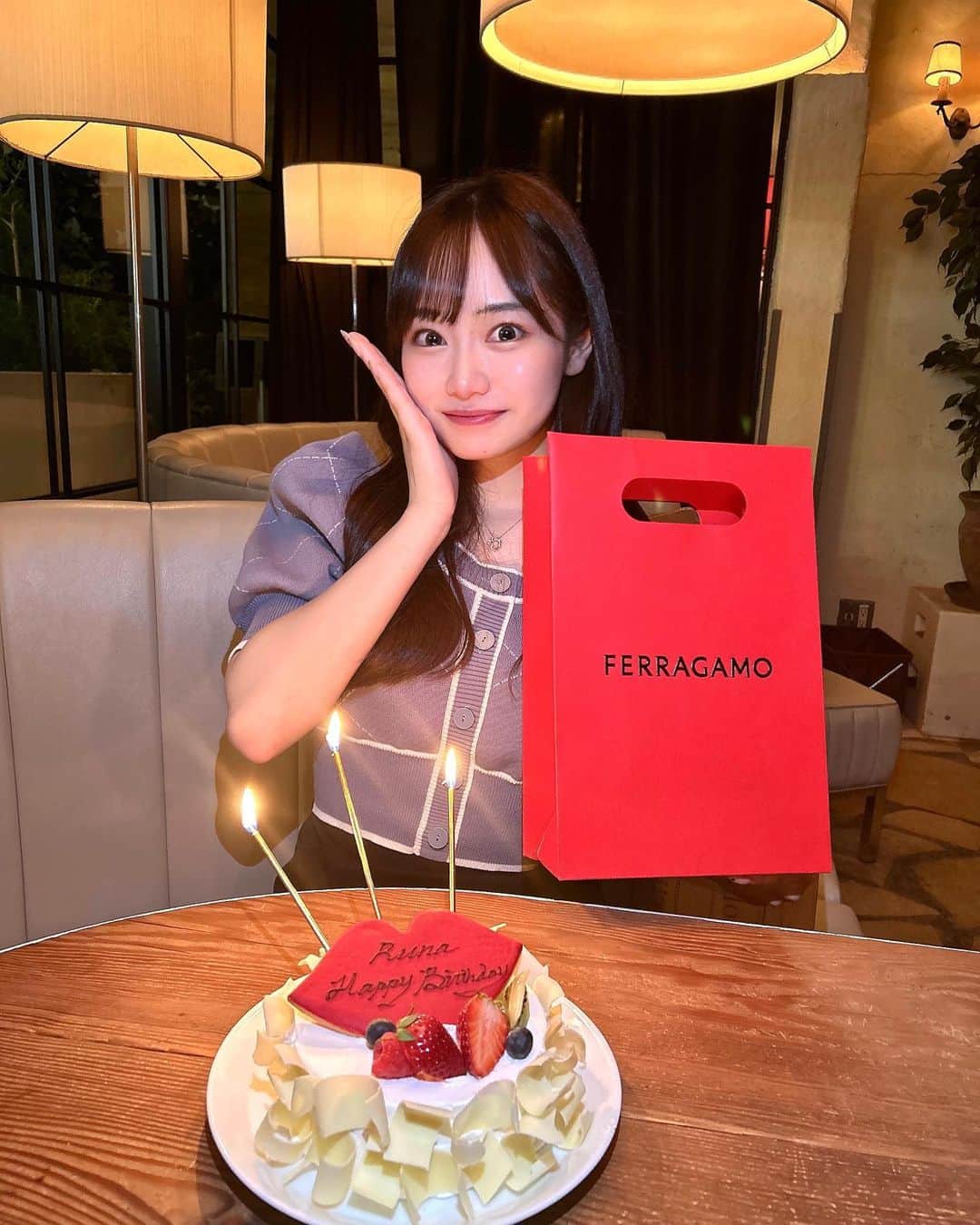 かわぎしるなのインスタグラム：「22歳になりました🎂💐 たくさんのおめでとうメッセージもありがとうございます‪‪❤︎‬  キラキラで最高な22歳を過ごせるように、頑張ります✊🏻 ̖́-‬  #誕生日 #birthday  #madison#madisonnewyorkkitchen」
