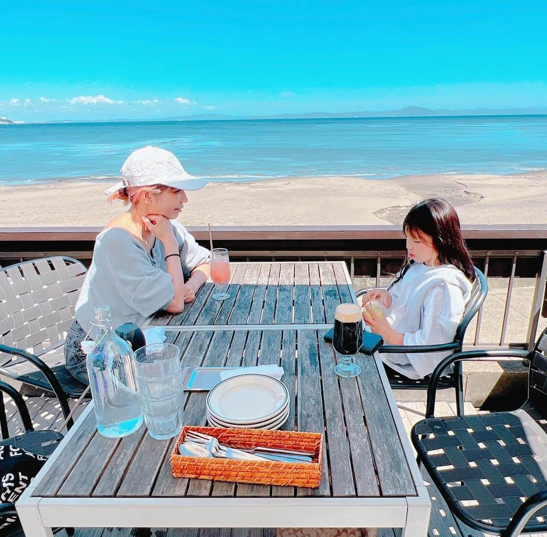 西山美希子のインスタグラム：「太陽たくさん浴びて🌞✨どこに行っても視界には常に海のブルーがキラキラ💙贅沢な海の週末生活。子どもたちも裸足で海辺を駆け回り、遊び相手はお魚さんやトカゲさん！ワンコもノーリードでのびのび。本来あってほしい姿😍」