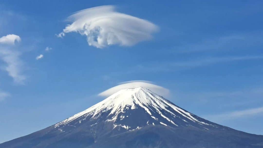 綾小路きみまろさんのインスタグラム写真 - (綾小路きみまろInstagram)「綾小路きみまろです。 4月29日土曜日 今朝も #きみまろ散歩 朝8時頃の富士山を👀📷️✨ 富士山は毎日違う顔を見せてくれます😃  #河口湖 #富士山 #傘雲  明日はお天気下り坂の予報。 せっかくのGW なんとか良いお天気になりますように。  #きみまろ茶や にも是非お立ち寄りくださいませ。 (土日祝日営業しております☕😌✨)」4月29日 22時23分 - ayanokojikimimaro_official