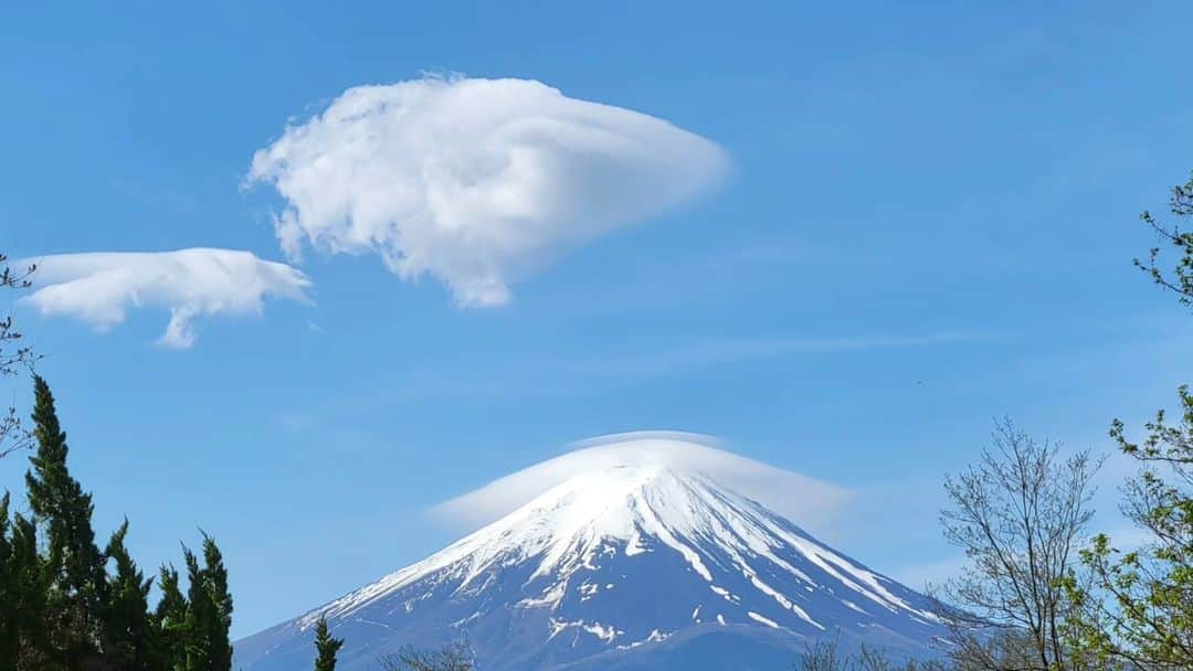 綾小路きみまろさんのインスタグラム写真 - (綾小路きみまろInstagram)「綾小路きみまろです。 4月29日土曜日 今朝も #きみまろ散歩 朝8時頃の富士山を👀📷️✨ 富士山は毎日違う顔を見せてくれます😃  #河口湖 #富士山 #傘雲  明日はお天気下り坂の予報。 せっかくのGW なんとか良いお天気になりますように。  #きみまろ茶や にも是非お立ち寄りくださいませ。 (土日祝日営業しております☕😌✨)」4月29日 22時23分 - ayanokojikimimaro_official