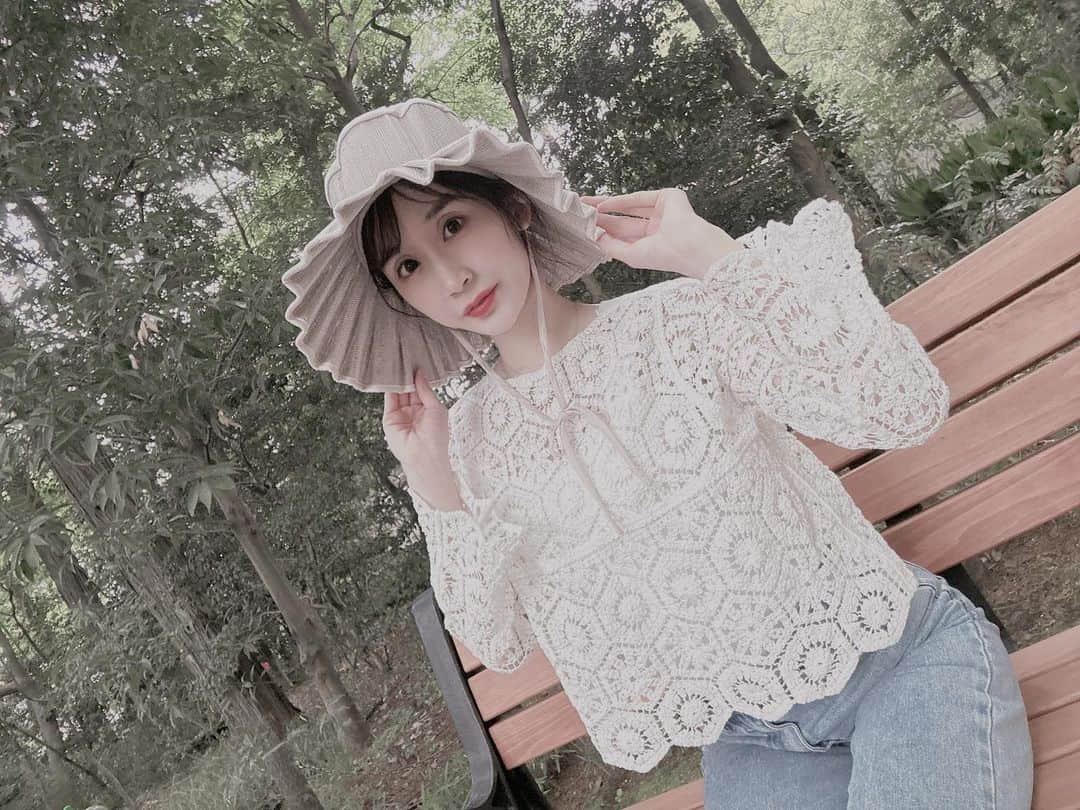 小原春香のインスタグラム：「👒🤍 『井の頭自然文化園』　  真向かいにある『水生物園』も入場料払えばチケットくれて入れるんだけど、 ほぼ鳥さん…私鳥恐怖症なので そちらはお邪魔できない🫨 ・ 久しぶりのベビーカーは萌え🤍 でした🥺 歩くようになってから いや 走るようになってから 電車🚃でお出かけは…してなかった…。  下ろしてとなったら ベビーカー押しながら、 逃げ回る坊や。を追いかけることは不可能だから😭 でも今日は 2人で久しぶりにベビーカー押して 電車乗ってお出かけしてみました♡ 動物見せてあげたくて🥰 ・ ベビーカー、抱っこ紐、ハーネス 持って行ったけど、、、 ハーネスは使わなかった🤲  抱っこ紐は、まだ向かってる最中に 『だっちょ、だっちょ』となったので 1回抱っこ紐で抱っこしました🚼 （野放しにした瞬間、そこにはいないので笑） ・ 何ヶ月か前に行った時より 色々理解していて楽しんでくれました🤍 ・ 井の頭公園には、入場料400円 小学生以下　無料！！！！！！  プチ遊園地、動物園、公園の遊具、があって とてもお気に入りです🐒 （プチ遊園地🎡はとても課金しちゃいますね） あと、ここのポテトも🍟塩っぱくないから お気に入り！坊や。に食べさせるにはいい🤍 ・ 個人的には、リス🐿️の檻に入って間近で見る事ができるのが売りだと思ってる🥰  サイズ感が私は好きな公園⛲️    #幼児　#子供　#遊び場 #park 　#2歳児　#男の子　#男の子ママ　#息子love  #子育て奮闘中　#1歳児　#0歳　#3歳  #子育てあるある　#育児グッズ　#ゆる育児　#イヤイヤ期　#ママコーデ　#知育おもちゃ　#育児ママと繋がりたい　#知育遊び　 #子育ての悩み　#お出かけ　#休日の過ごし方　 #育児疲れ　#fashion #プチプラコーデ」
