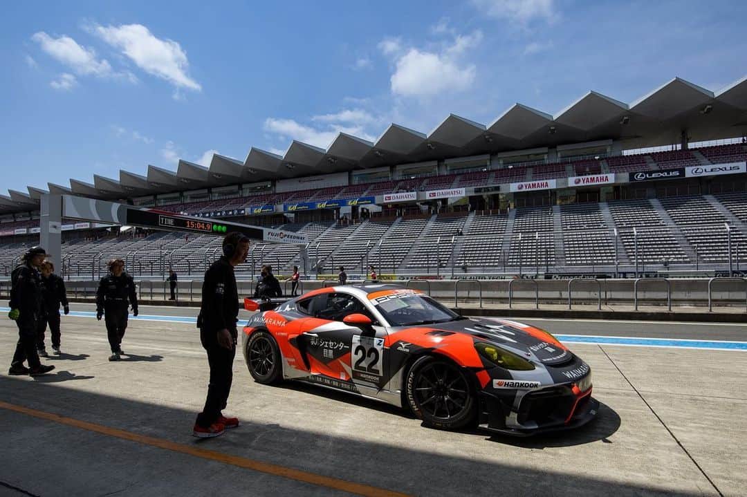 本山哲さんのインスタグラム写真 - (本山哲Instagram)「4年ぶり？富士24時間レースにPorsche Team EBI WAIMARAMAより参戦します。 先日、合同テストで初乗りしてきました。アットホームな雰囲気で楽しいチームだし、メンバーも良くテストも順調だったので優勝できる予感がします☺️本番が楽しみです！ 応援よろしくお願いします。  ST-Z #22Porsche Team EBI WAIMARAMA  @ebi_group  @porschecenter_aoyama  @porschestudioginza  @porschecenter_takanawa  @porschecenter_meguro  @porschecenter_setagaya  @porsche_roppongi  @porschecenter_koishikawa  @the_momentum_by_porsche  @naoya.yamano  @chiyokatsumasa  @zonostagram911  @satoshimotoyama  @giulianoalesi  @waimarama.winetable」4月29日 22時27分 - satoshimotoyama