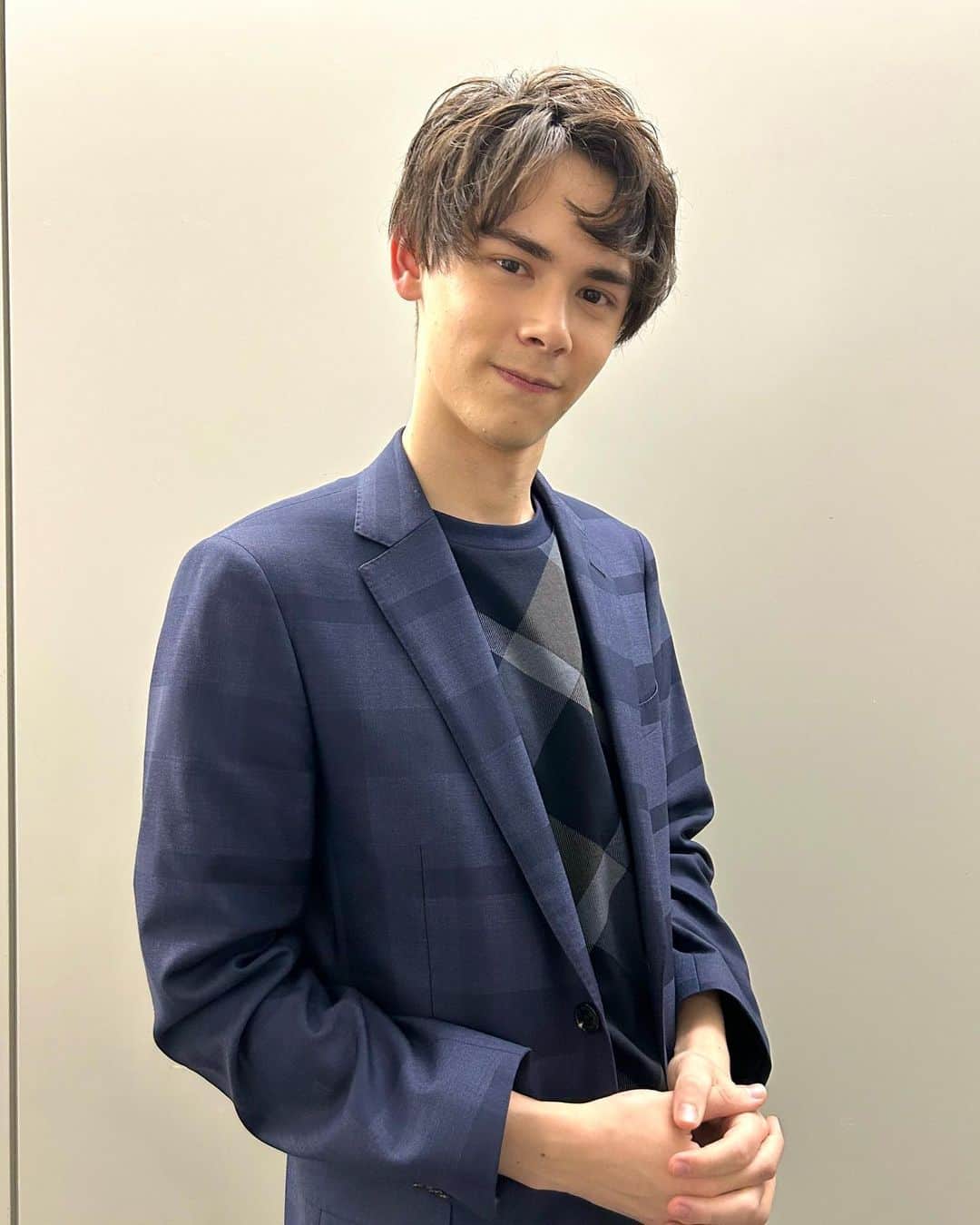 トラウデン都仁のインスタグラム：「出演情報です！ 今回はいつもと雰囲気の違う髪型です✨  EX「クイズプレゼンバラエティー Qさま!!」 （5/1 月 20:15〜21:54）  是非ご覧になってください！」