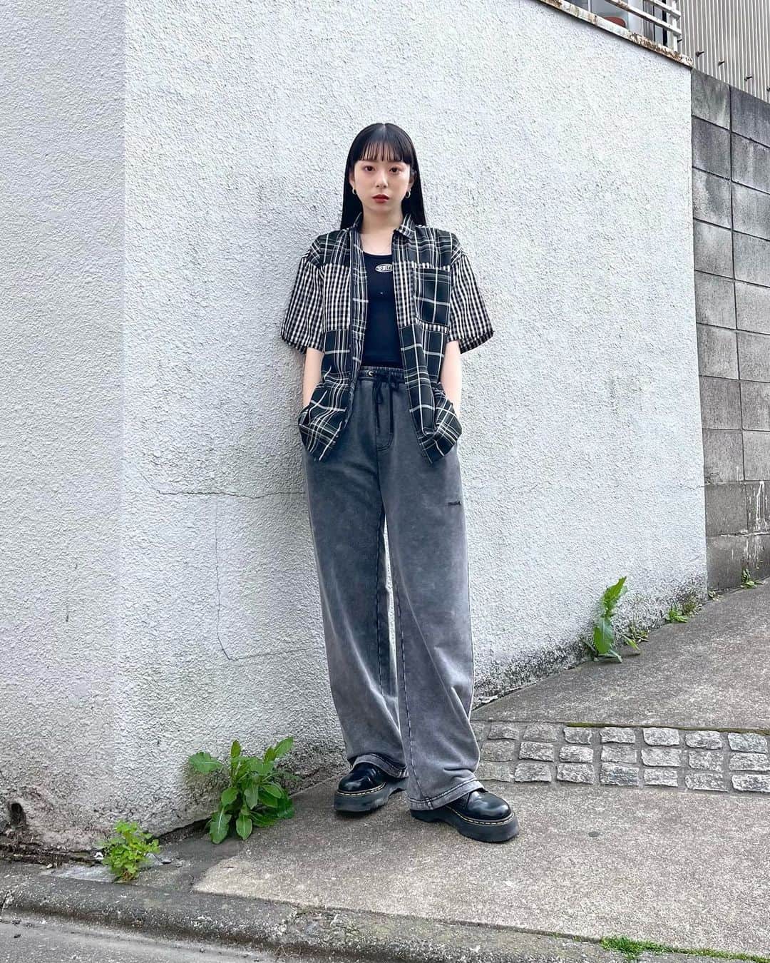 XGIRL_ootdのインスタグラム：「#xgirl_ootd @yuriiii2 162cm 　 X-girl PR STAFF 　 ------------------------------------ ▪️PLAID ZIP UP SHIRT ￥12,100(税込) ▪️ SWEAT PANTS ￥11,000(税込) ▪️OVAL LOGO TANK TOP ￥3,850(税込) ------------------------------------ 　 #xgirl #xgirljp #xgirlus #エックスガール #ストリート系女子 #大人ストリート  #シャツコーデ #スウェットパンツ #ブラックコーデ #トレンドコーデ #y2kstyle #y2kファッション」
