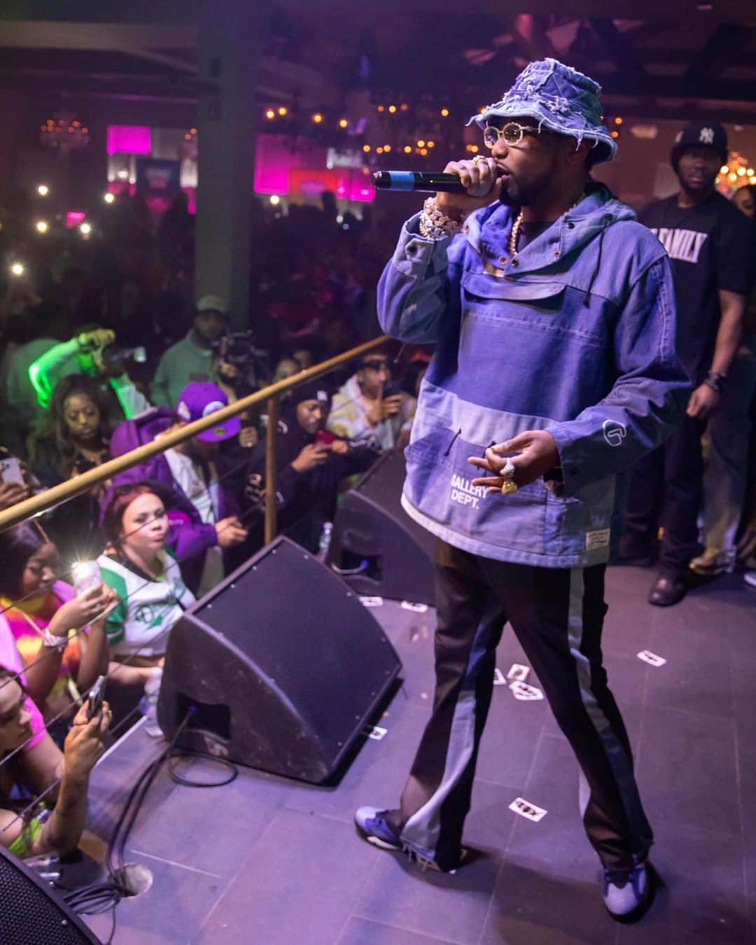 ファボラスのインスタグラム：「y’all be worried about a blue check more than a real check.. ion like dat  #4/20CannavalFestival  #HighTolerance」