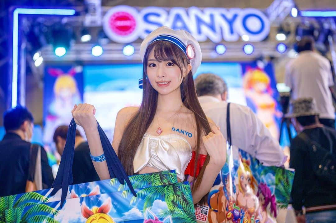 松田蘭さんのインスタグラム写真 - (松田蘭Instagram)「ニコニコ超会議2023 SANYOブース様でコンパニオンをしています🏝💕  配布しているバッグにはうちわやCDやマリンちゃんのファイルなど...  ステージでもイベントが時間ごとに盛りだくさんで とっても豪華なブースです✨  幕張メッセ4ホール みなさまぜひ遊びに来てねっ  #ニコニコ超会議 #ニコニコ超会議2023 #SANYO #SANYO超会議 #コンパニオン #マリンちゃん #ミスマリンちゃん #パチンコ #聖闘士星矢 #海物語 #幕張メッセ #japan #anime #cosplay  #fyp #me #follow  #松田蘭」4月29日 22時35分 - ran_mjargtne