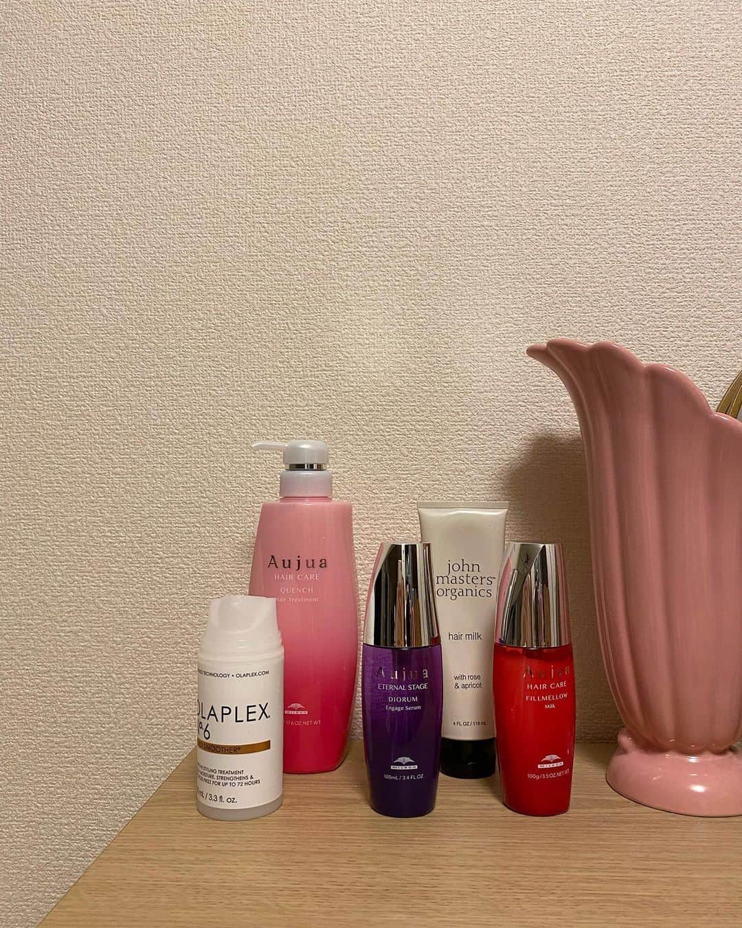 平木愛美のインスタグラム：「hair care item 🩷  母になってもずーーーっとロングな私の髪の、リアルヘアケアitem＆ケア方法。最近ver。  こういうのずっとpostしたくて！✍️※保存版  ちょうど、色々なくなりそうだったり新しくだったりのタイミングでよけいにたくさんあるのですが、 写真の中にはもうほぼ底見えなものたちも多いです。笑  髪ケアはけっこう色々替えていくタイプで。  でもその中でも、少し期間が空いてまたリピートしたりは多いのですが🫶  ・shampoo ＆ treatment  @aujua_official Aujuaはもう、自分の髪に合っていて長年愛用。基本はオージュアなことが多いかな〜！！！ 今回はトリートメントがちょうど先になくなったので 久々のAujua "クエンチ" 。 シャンプーは最近はずっとリピートでも多いAujua"ディオーラム"  基本的には髪が細くてどちらかというと熱やカラー等のダメージでパサつきがちなので、 いつも"艶々""しっとり""ケア成分"の効果があるものが好きです！  ・out bath treatment （洗い流さないトリートメントたち！） ①aujua アウトバストリートメントもAujuaを使うことは多い！ なくなりそうなのがこちらも"ディオーラム"つつ 今回は新たにミルクタイプの"フィルメロウ"も久々に🤍  ②OLAPLEX @olaplex 美容師さんも推しのオラプレックス！アウトバスのミルクタイプでもうほぼ底見えなのですが、良かった！  ③John masters organic 以前、プレゼントでもらったヘアミルク💕 ブラシも名前入りで頂いたので一緒に愛用したり、べびまるはラプンツェルごっこ？をしながらマミーの髪をとかしてくれる。笑  ④KERASTASE @kerastase_official  pinkのは以前ライン買いつつ（写真はインバスのシャンプー）、blackのオイルは本当に良い！！！色々あるオイルの中でも髪が本当に柔らかくしっとり。艶々に。  ⑤THE PUBLIC ORGANIC @thepublicorganicofficial  こちらはインバスですが、スペシャルケアなトリートメント。精油のヘアマスクで、しっとり艶髪に！ . . . ＋α自宅では、やっぱりしっかり髪を乾かすのは大切だったり。 今は枕もシルクの枕カバーが気になったりしてる！（おすすめありますか？） . そして、、、 あとはサロンケアですね🤍🤍 ずっと通っているvioletにて。 @violet_hairsalon  "髪質改善トリートメント" 艶っ々になるよー！ この頃は"頭浸浴"も新しく導入されて、、この気持ちよさ。。 ぜひ体感してほしい。。。 . .」