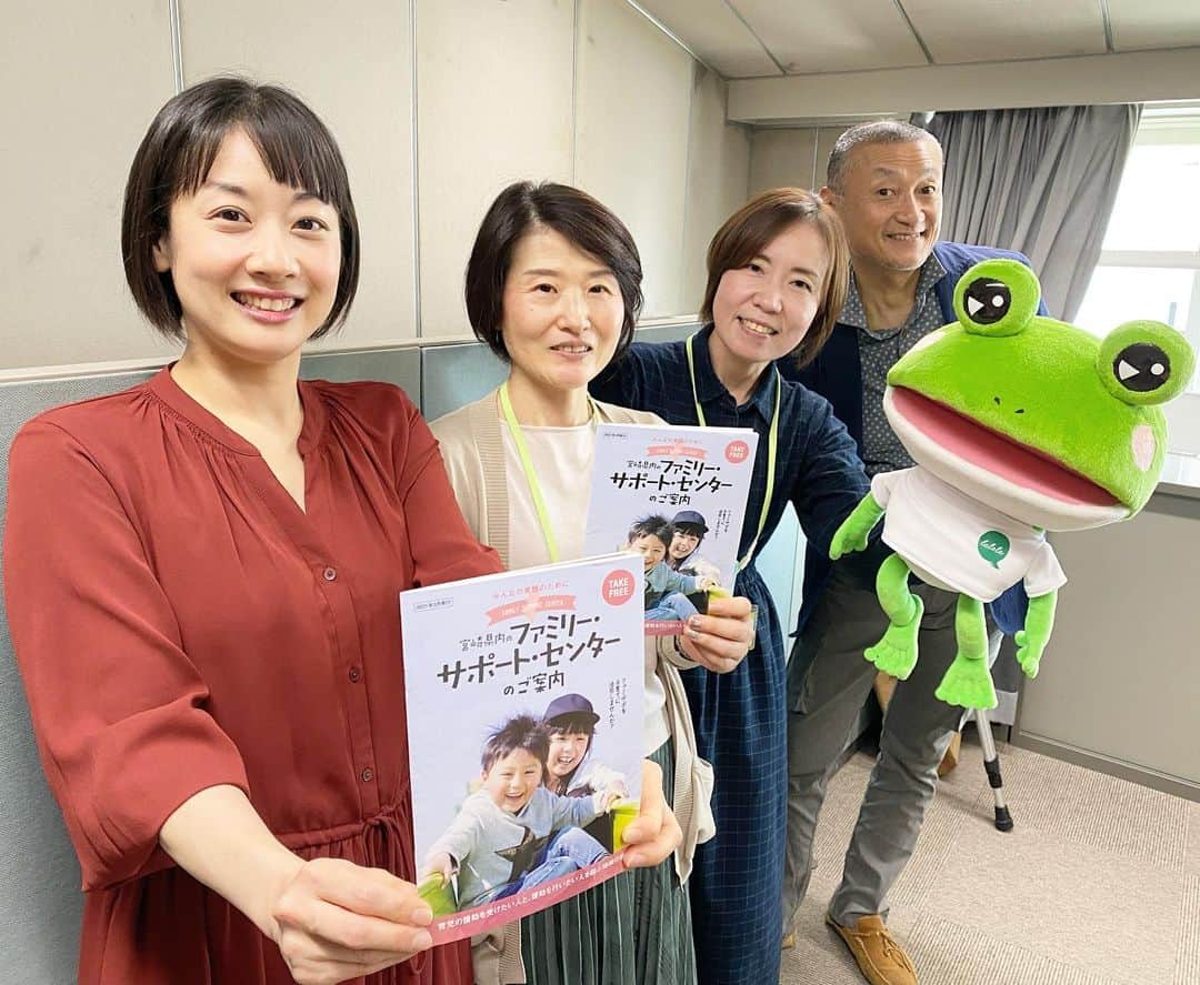 川島恵のインスタグラム：「30(日)はファミリーサポートセンターについて！様々な発見がありますよ♪ 私も知らないことがたくさんでした。 是非、利用してみたいと思っています！ ・ おやこ応援ラジオ♪30(日)10時30分〜 mrtラジオ！ ・ #おやこ応援ラジオ #ココロでつなぐsdgs  #ファミリーサポートセンター #子育て #地域で子育て #子供を預けたい人と預かりたい人の架け橋 #ラジオ #mrtラジオ #radiko #radikoタイムフリー」